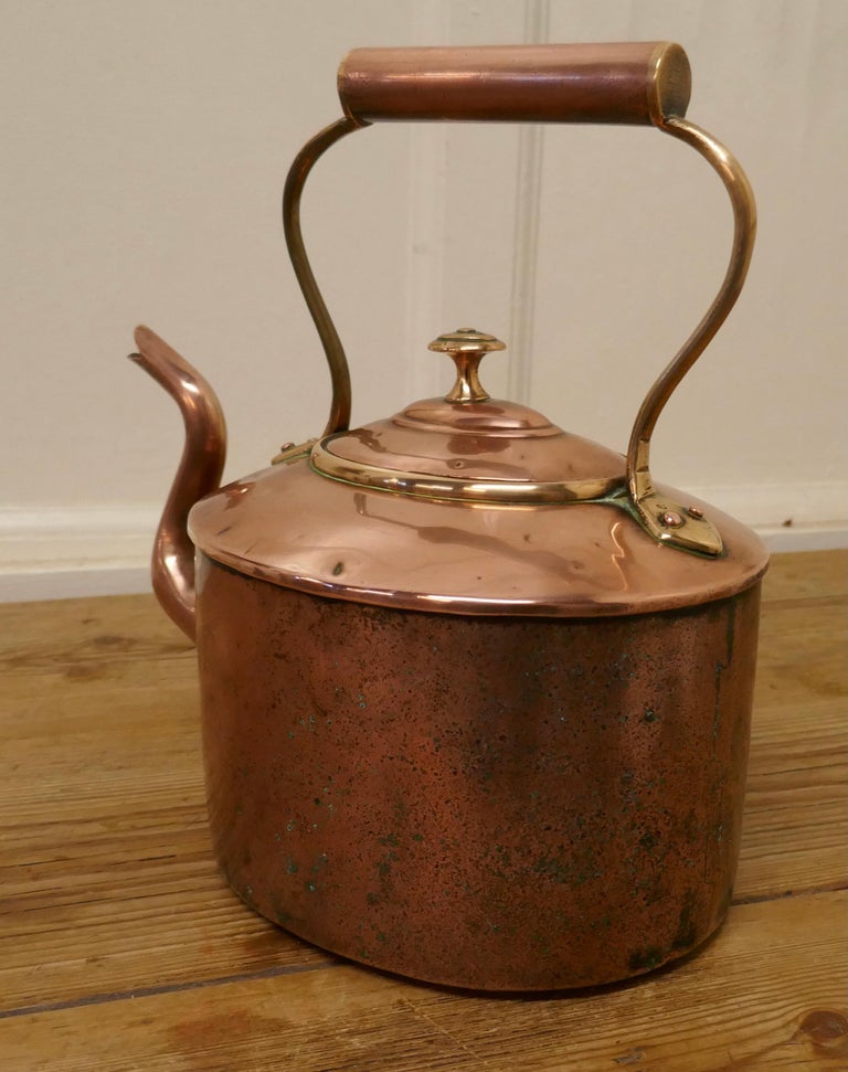 Charming 19th Century Oval Century Copper Kettle For Sale at 1stDibs