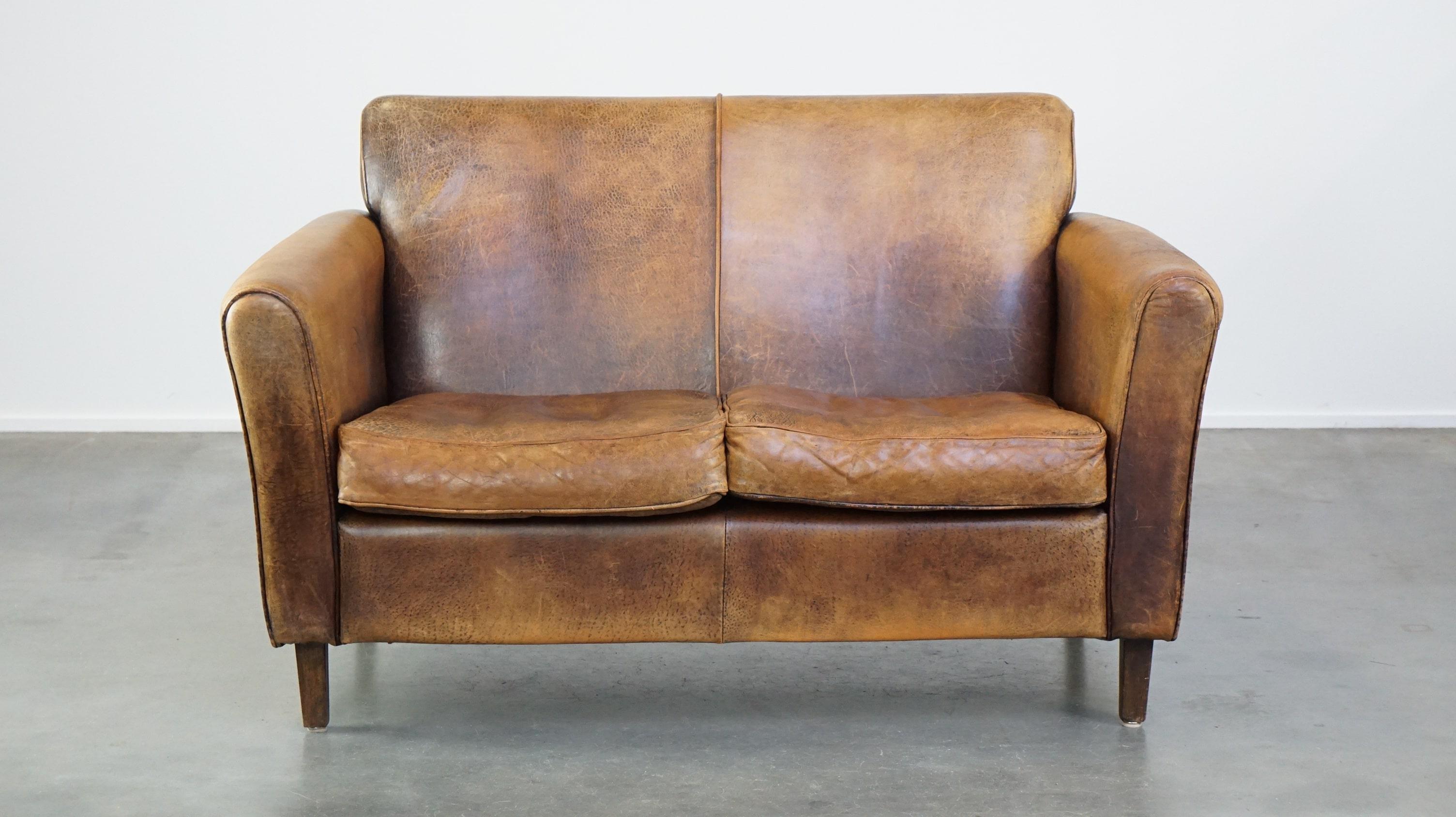 Proposé : Ce charmant canapé 2 places en cuir de mouton à l'aspect rustique.

Selon nous, un beau canapé 2 places comme celui-ci ne devrait manquer dans aucun intérieur. Fabriqué en cuir de mouton, il est facile à placer dans presque toutes les