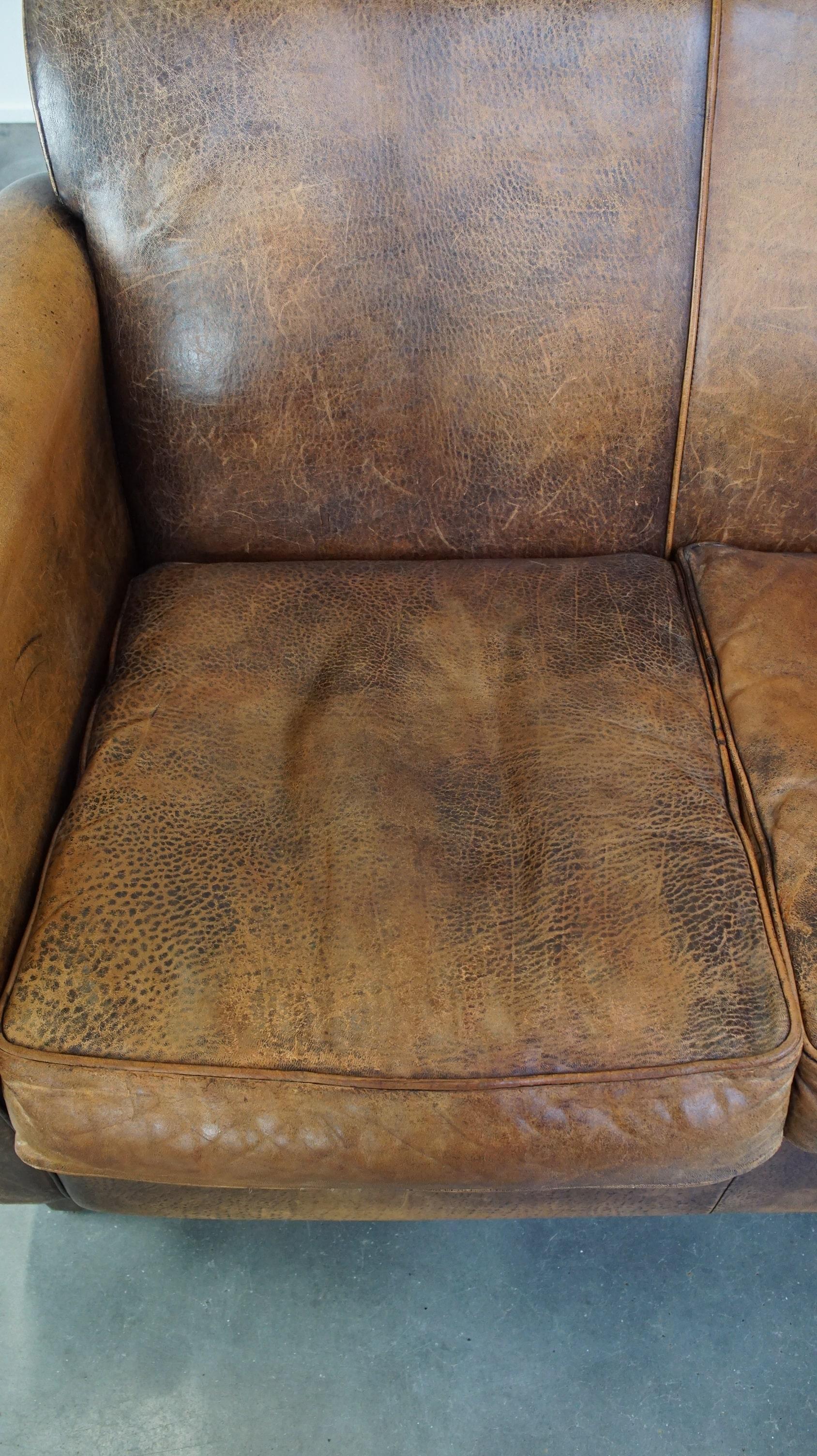 XXIe siècle et contemporain Charmant canapé 2 places en cuir de mouton au look rustique en vente