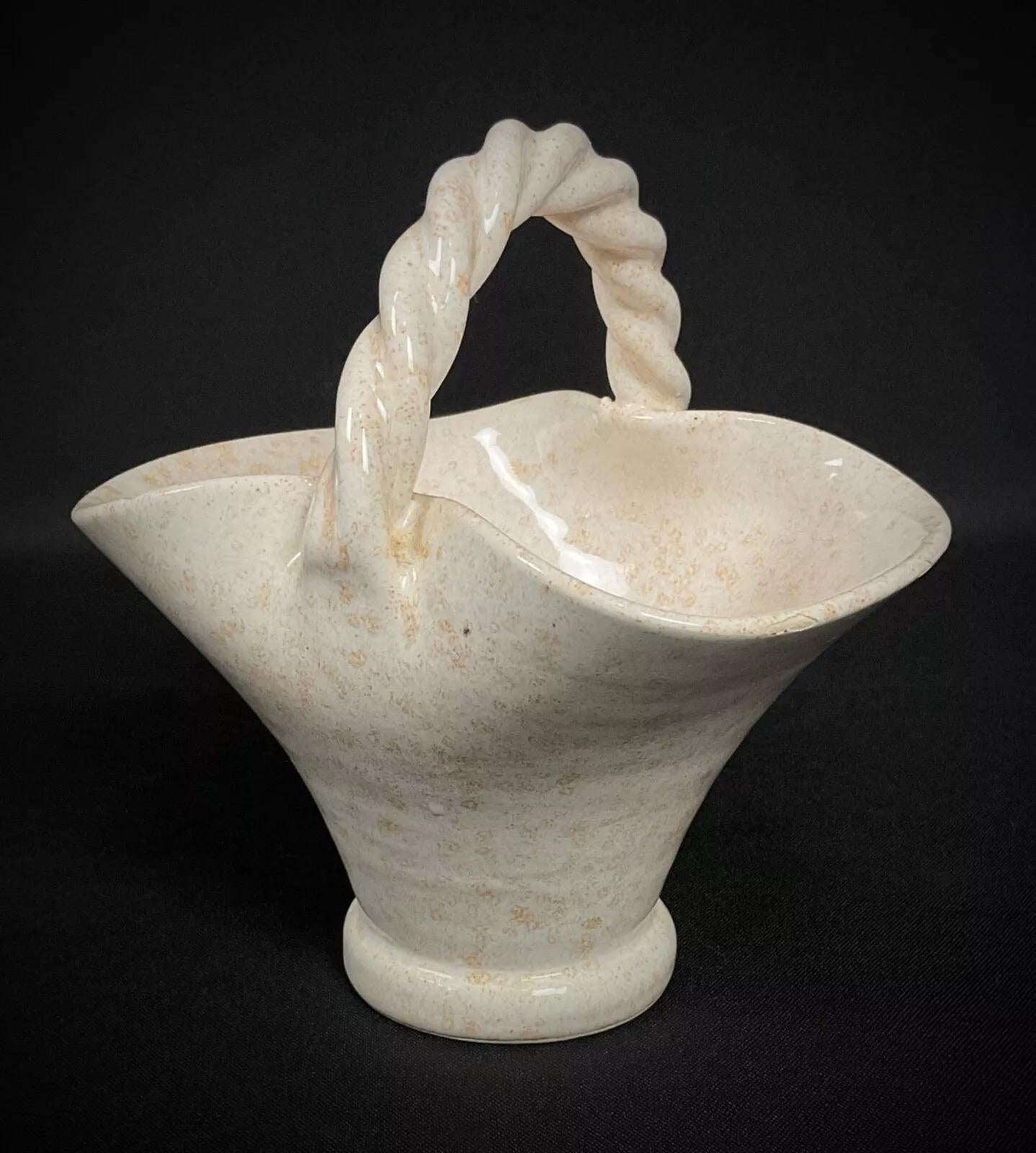 Charming 20th Century Small Floral Ceramic Basket Signed Vallauris - 2Y333 In Good Condition For Sale In Bordeaux, FR