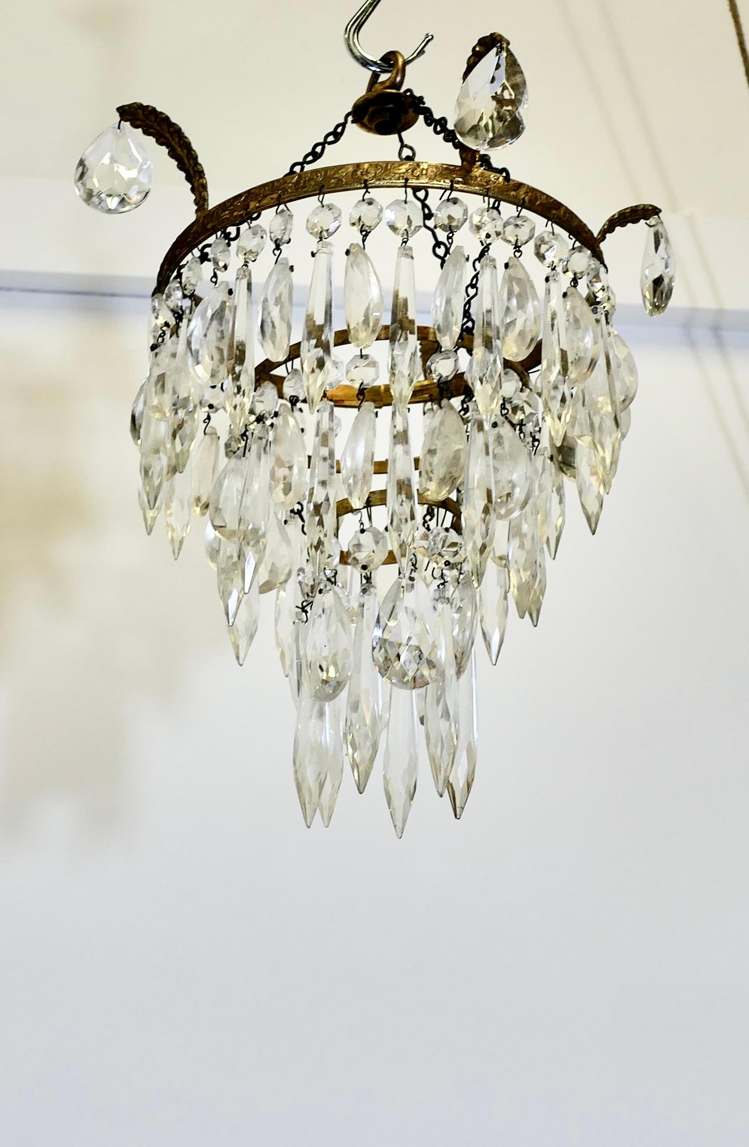 Charmant abat-jour cascade à 3 niveaux, lustre
 

Charmant lustre à pendentifs en cascade, ce délicat luminaire est composé de 3 couches de pendentifs en cristal taillé à facettes suspendus à un cadre en laiton. 

Ce délicieux lustre est en fait un