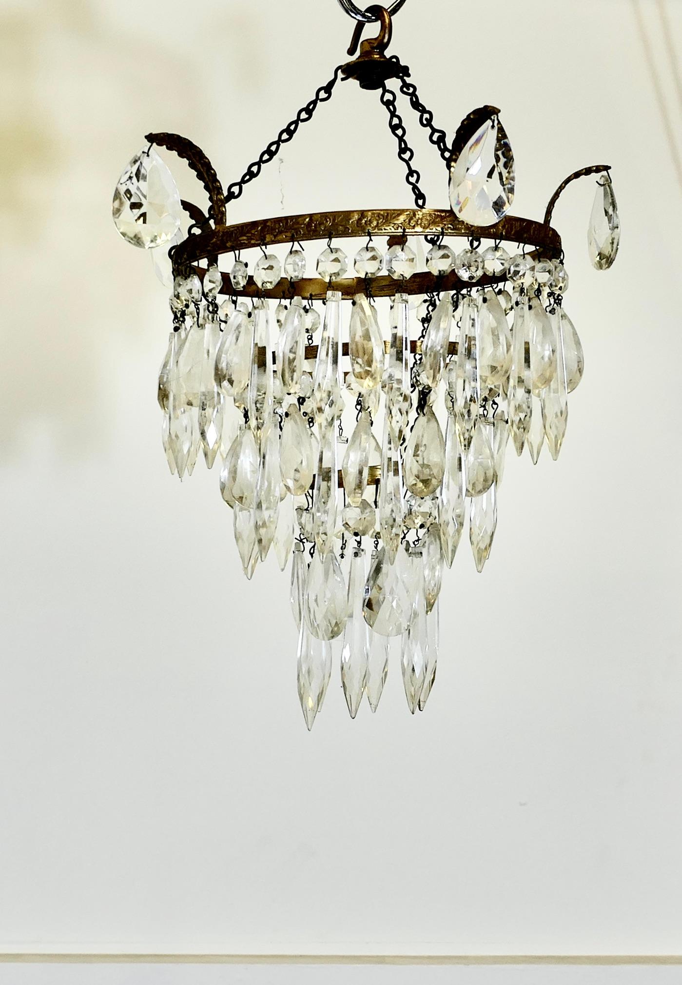 Arts and Crafts Charmant abat-jour cascade à 3 niveaux, lustre en vente