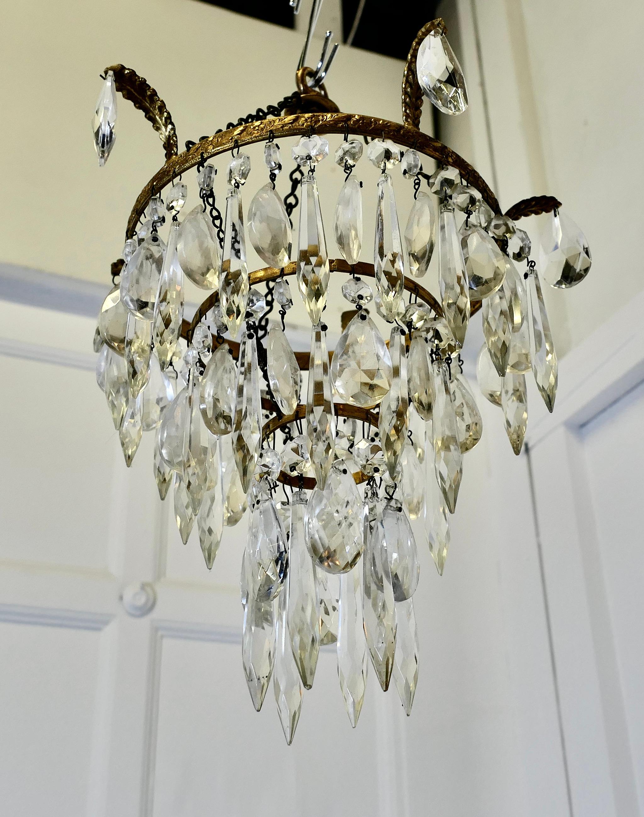 Début du 20ème siècle Charmant abat-jour cascade à 3 niveaux, lustre en vente