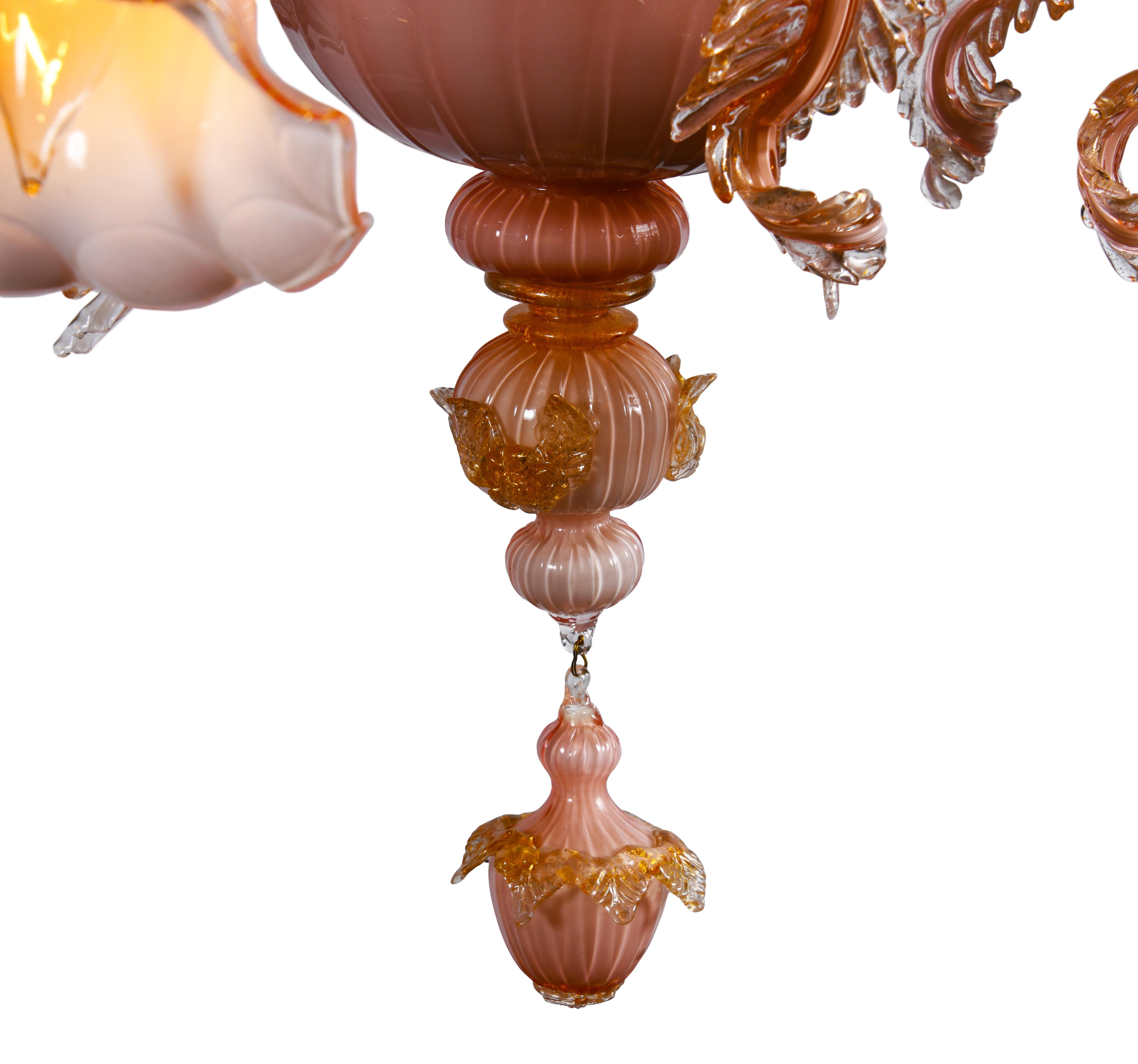Italiano Incantevole lampadario in vetro di Murano a sei bracci scanalati con accenti in oro 24 carati in vendita