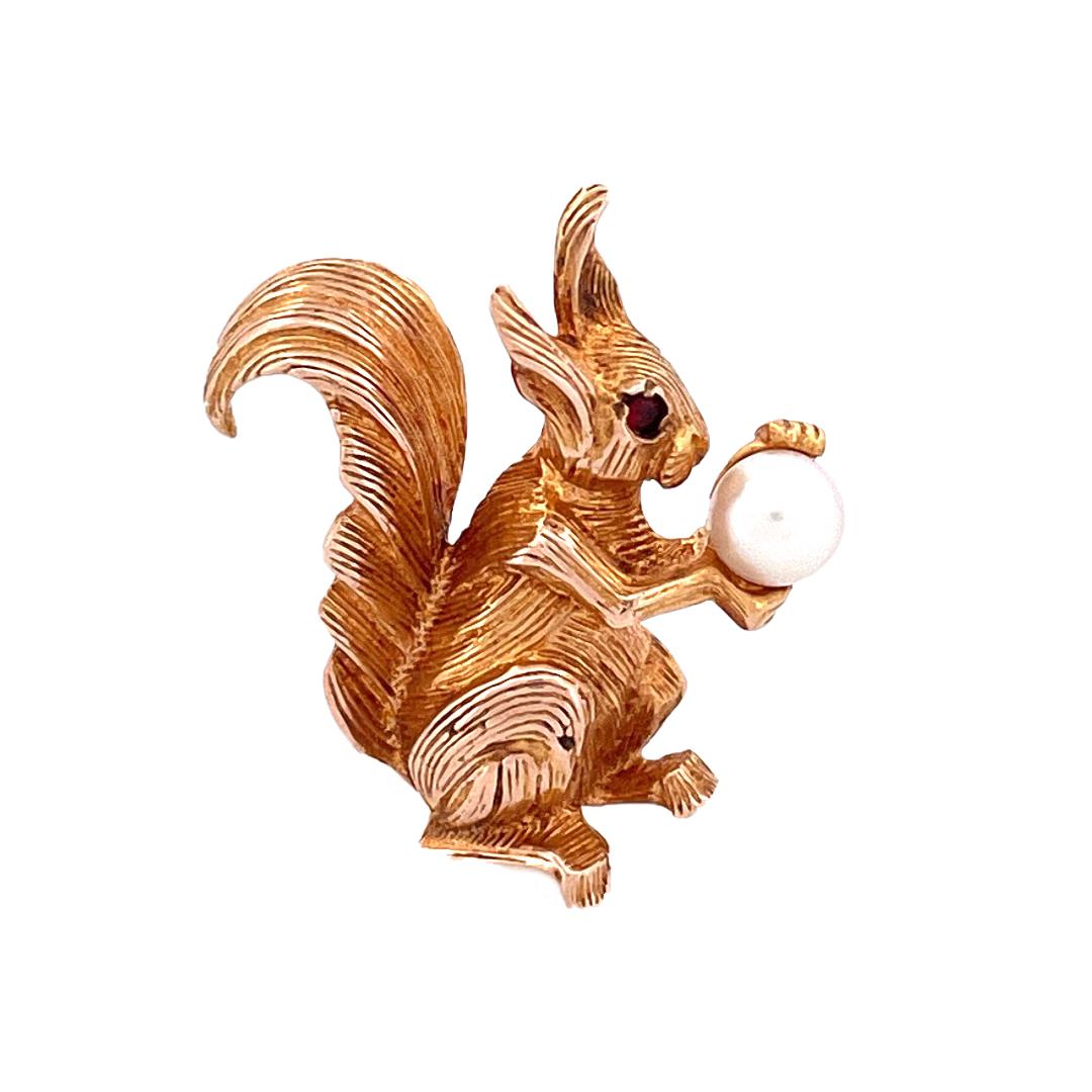 Art déco Charmante broche écureuil en or jaune 9 carats avec yeux et perles en rubis en vente