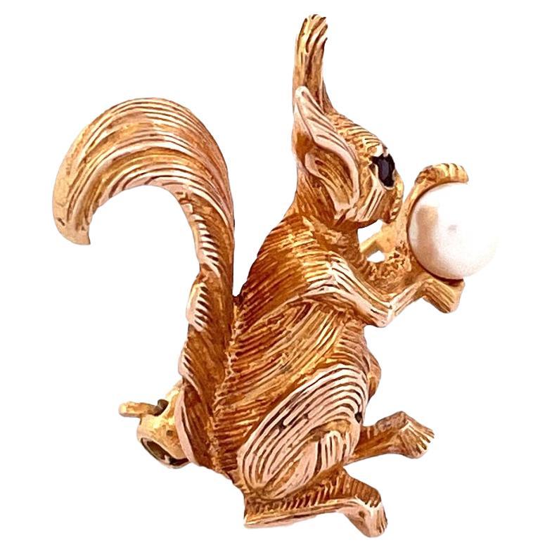 Charmante Eichhörnchenbrosche aus 9 Karat Gelbgold mit Rubin-Augen und Perle