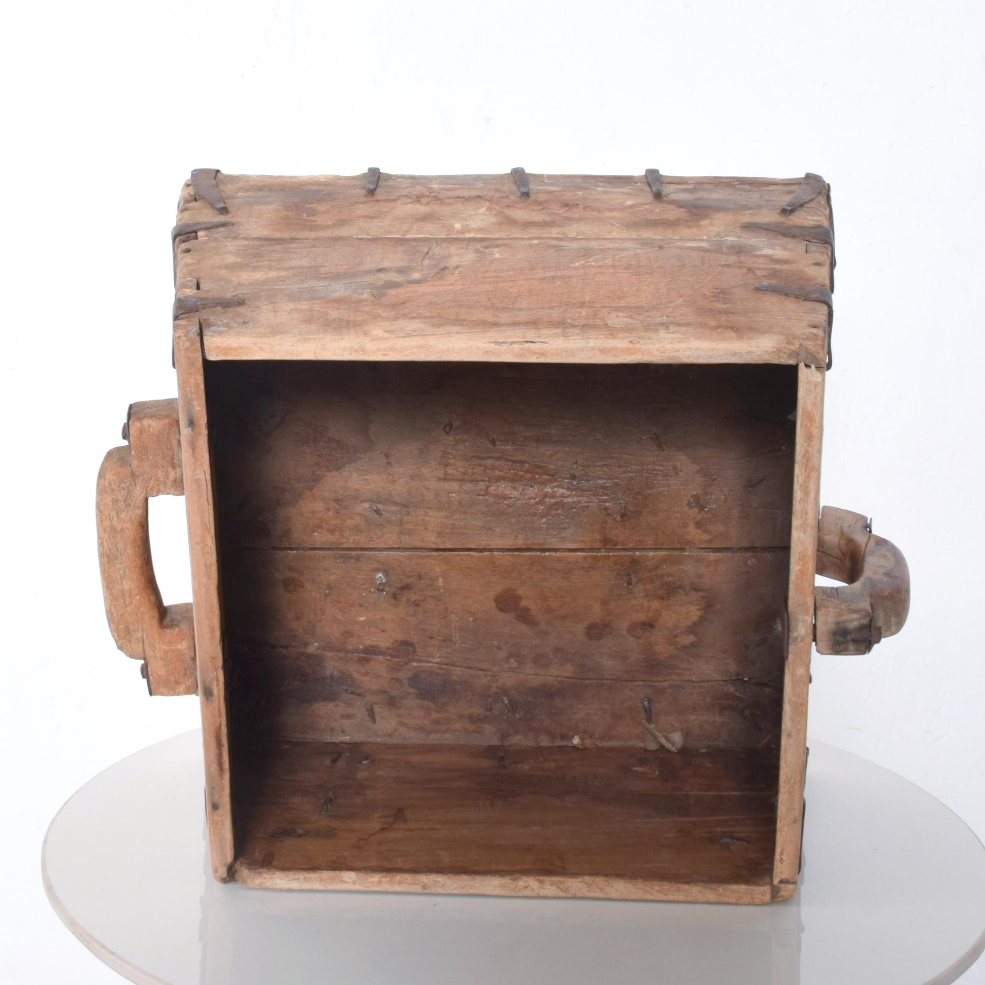 1800er Antike Box aus Holz und Schmiedeeisen im Angebot 3
