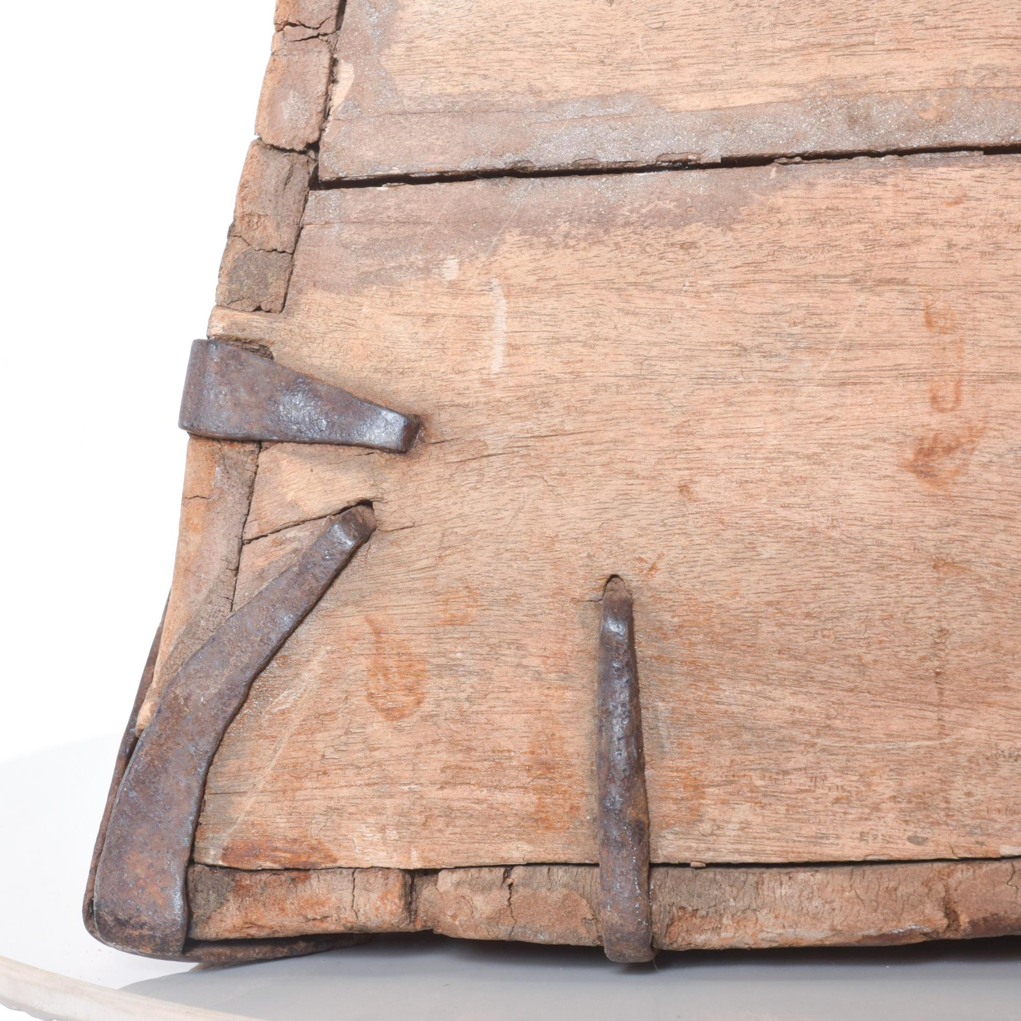 1800er Antike Box aus Holz und Schmiedeeisen (Unbekannt) im Angebot
