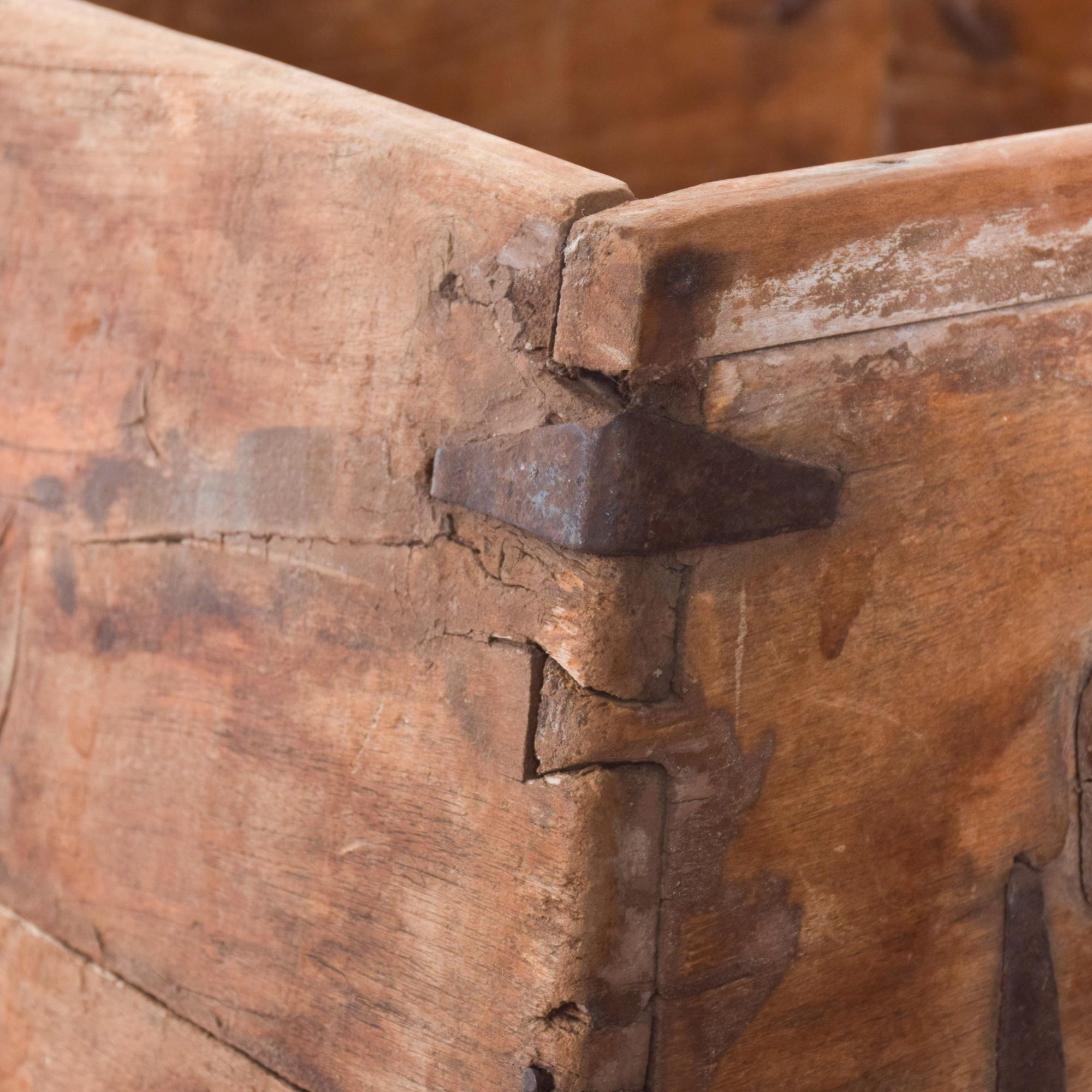 1800er Antike Box aus Holz und Schmiedeeisen (Metall) im Angebot