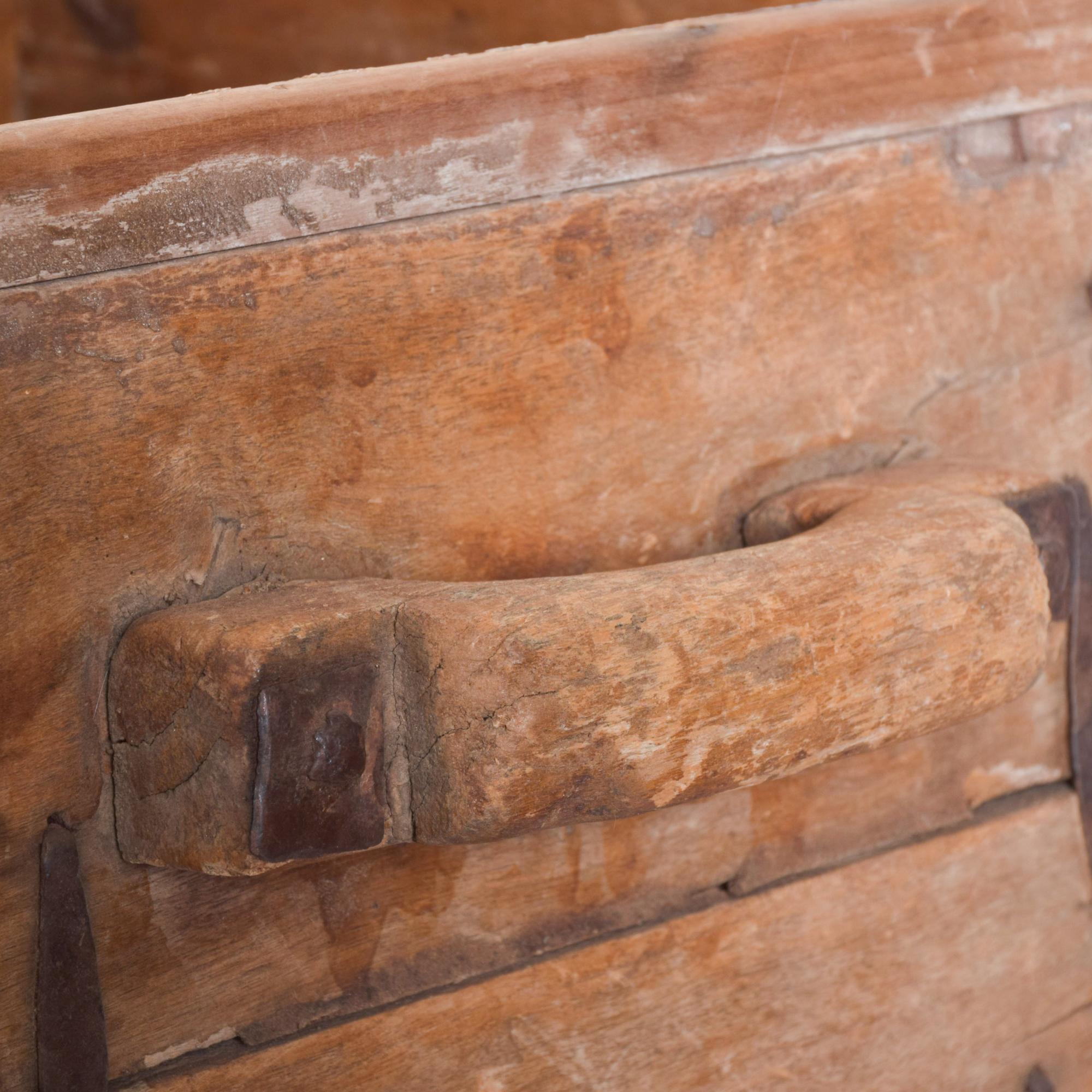 1800er Antike Box aus Holz und Schmiedeeisen im Angebot 1