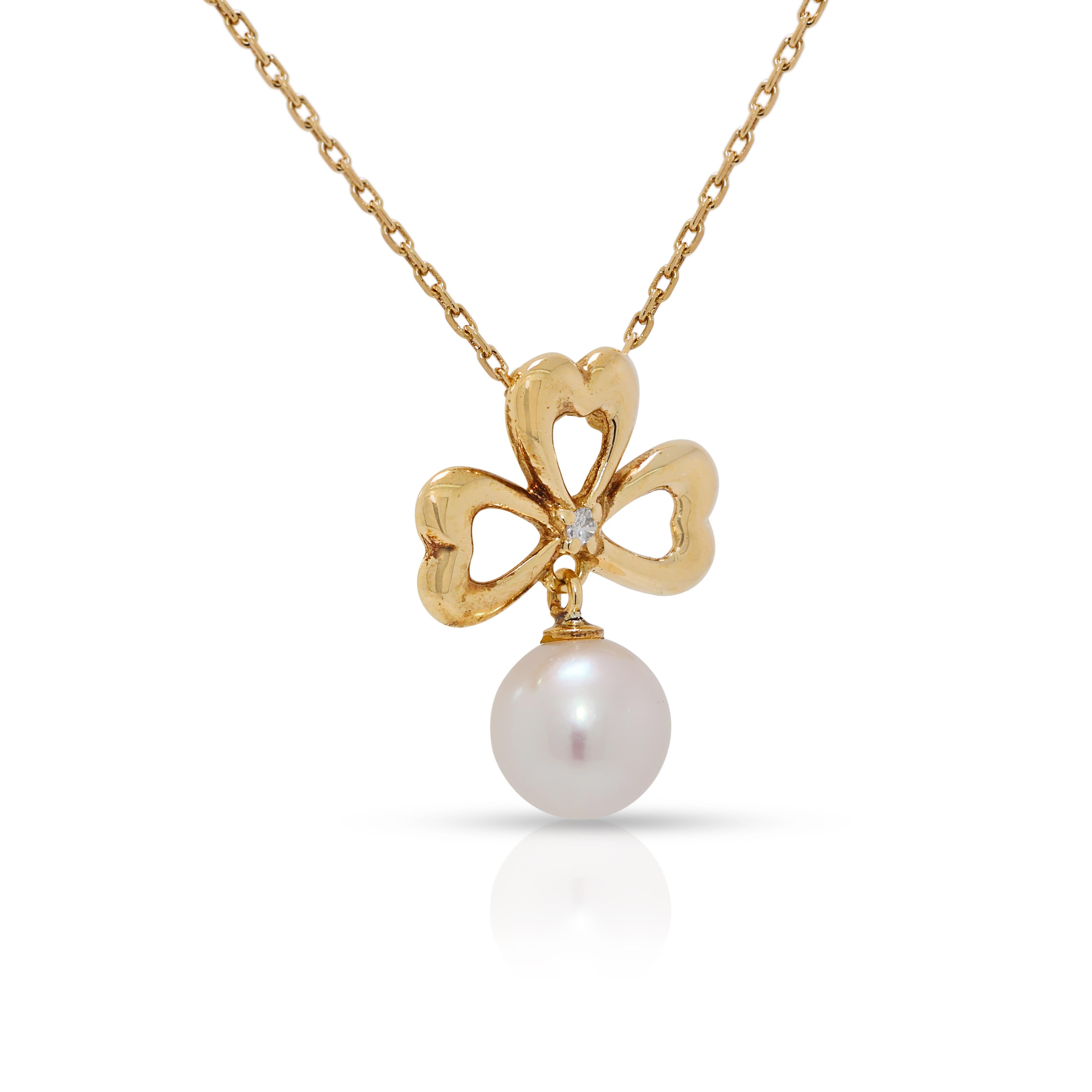 Charming Akoya Pearl and 0.003ct Natural Diamond Necklace in 18K Yellow Gold In Excellent Condition For Sale In רמת גן, IL