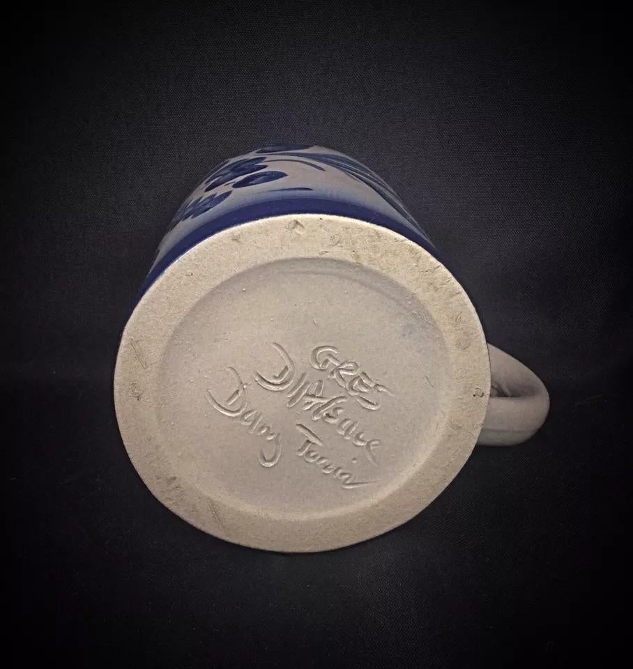 Aggiungi un tocco di artigianato alsaziano alla tua collezione con questa bellissima tazza in gres, firmata da Dany Tonin. Ornato da un delicato disegno floreale, questo pezzo riflette la qualità artigianale e il fascino della ceramica tradizionale