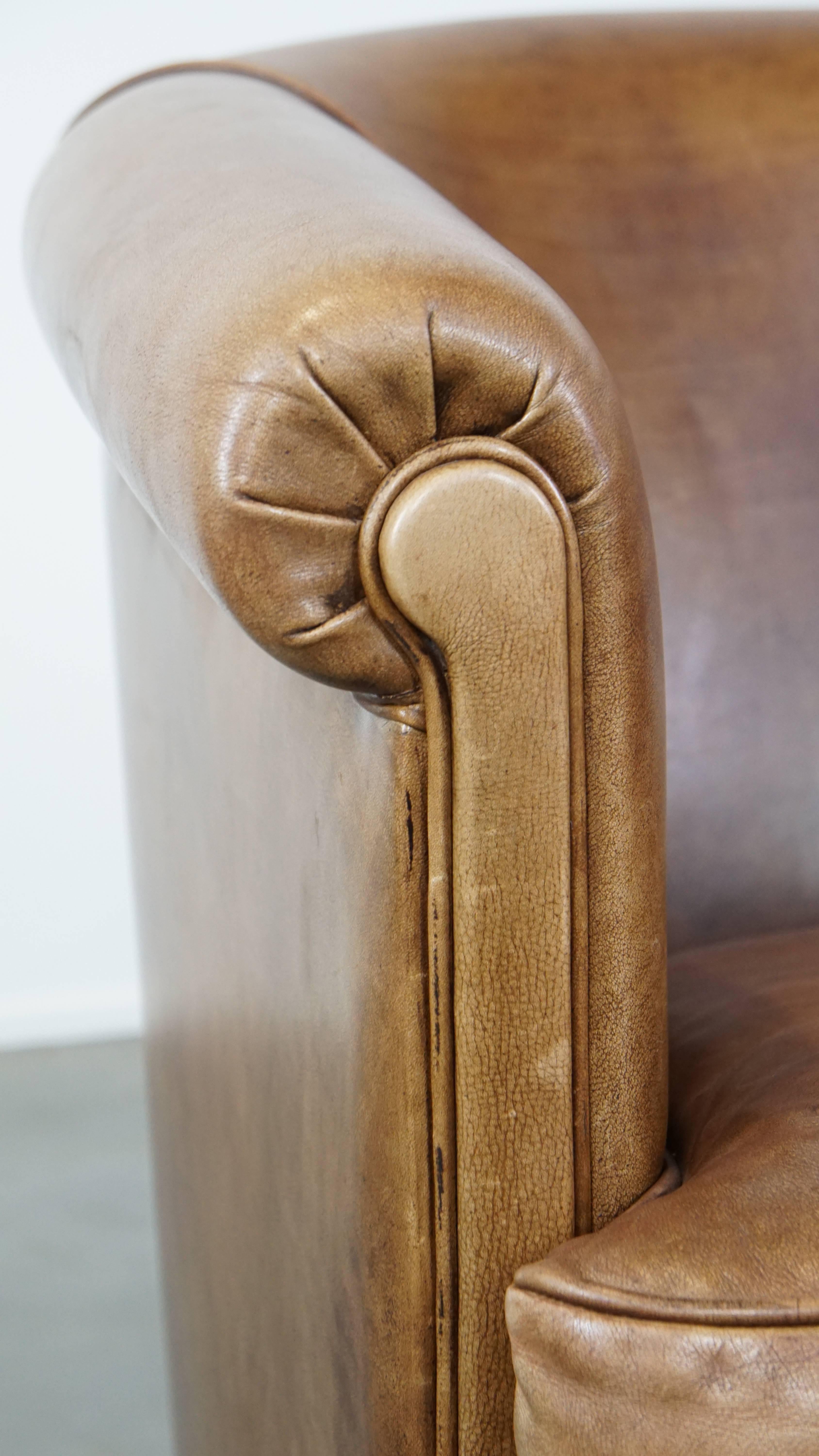 Fauteuil club charmant et confortable en cuir de vache de couleur cognac clair en vente 3