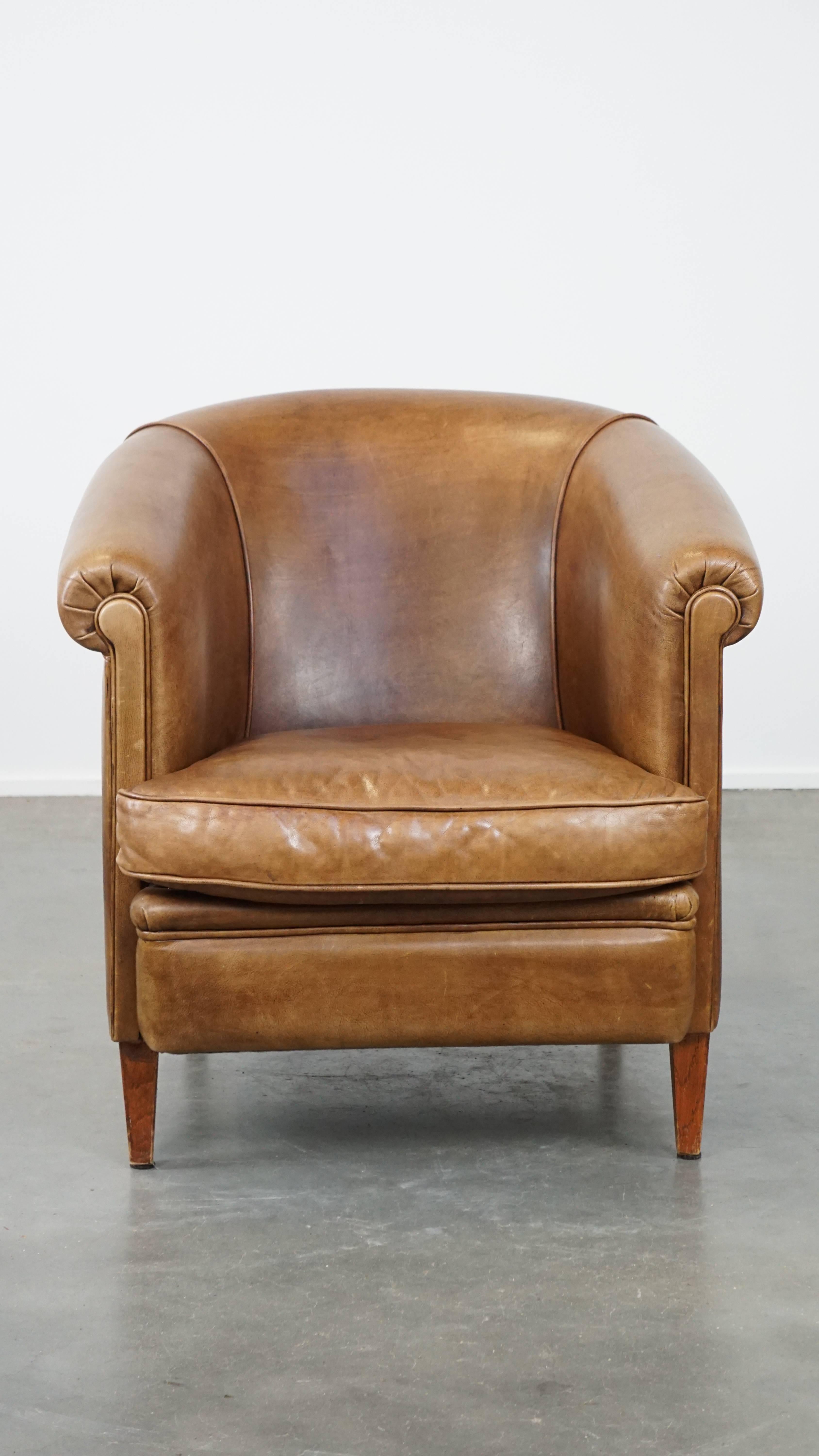 Ce fantastique fauteuil club en cuir de vachette est un véritable multitalent et, si vous voulez notre avis, il est indispensable dans tout intérieur. Sa belle couleur cognac clair et son passepoil assorti lui confèrent un charme intemporel et un