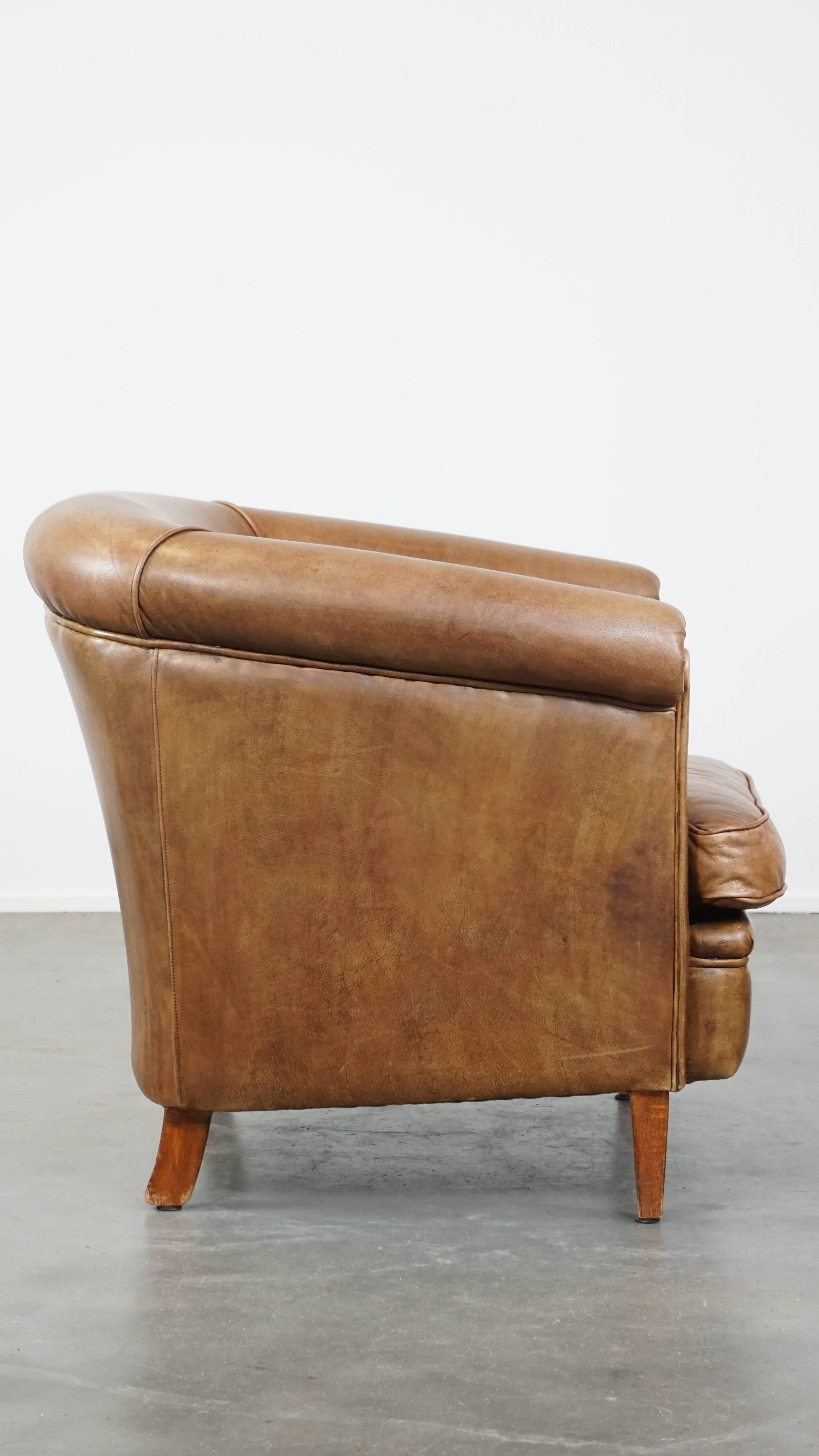 Romain classique Fauteuil club charmant et confortable en cuir de vache de couleur cognac clair en vente