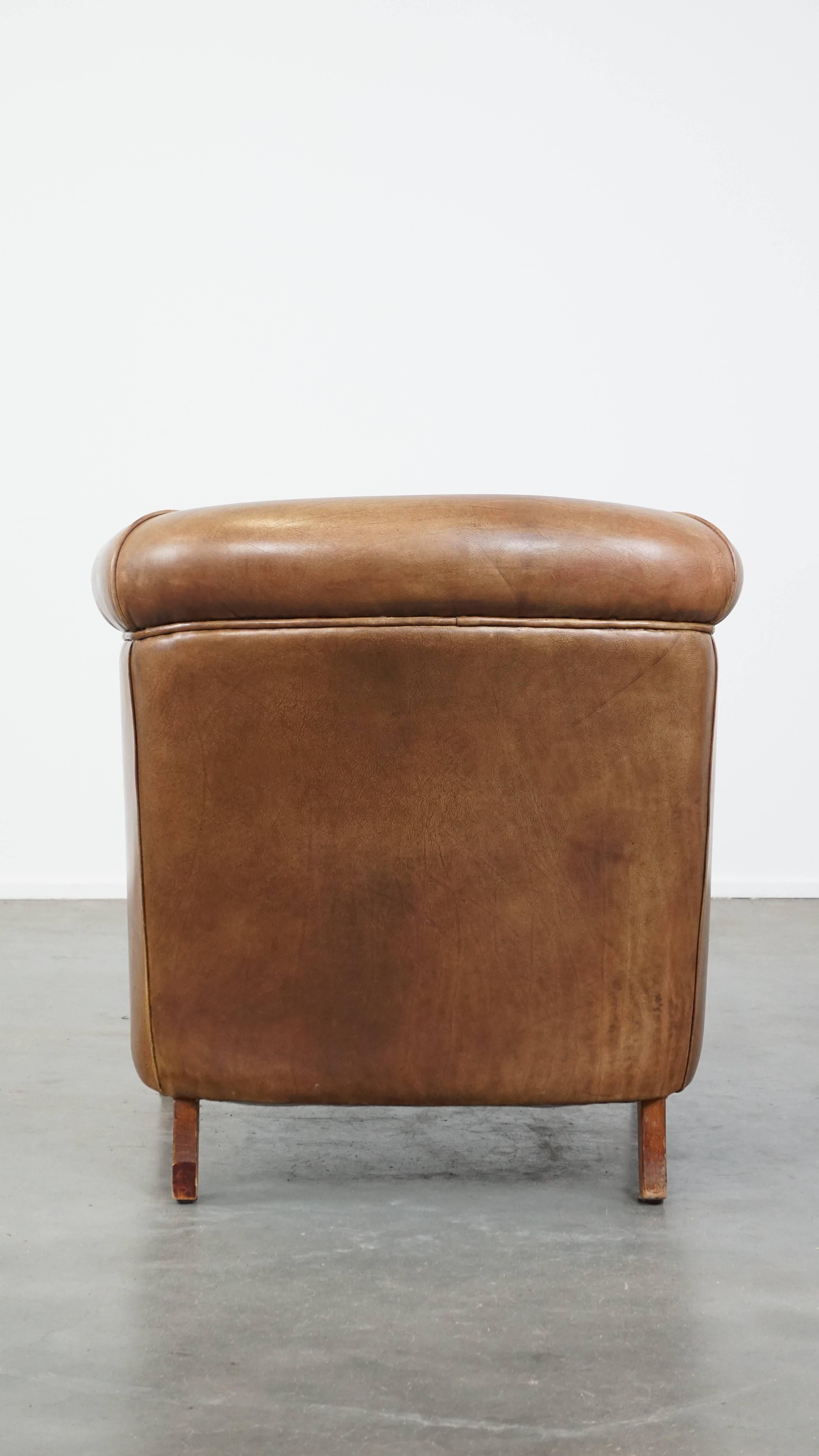Fait main Fauteuil club charmant et confortable en cuir de vache de couleur cognac clair en vente