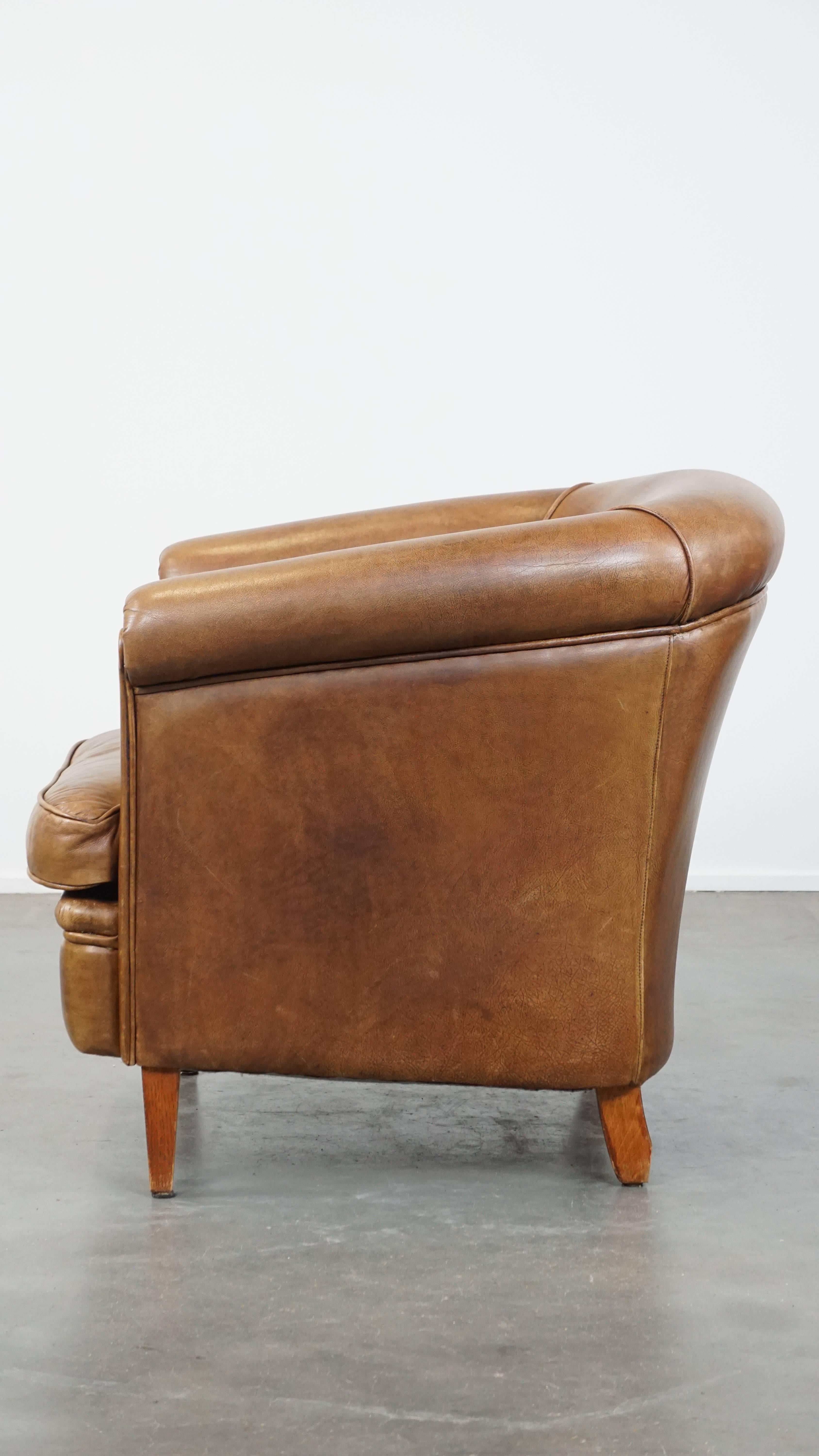 Fauteuil club charmant et confortable en cuir de vache de couleur cognac clair Bon état - En vente à Harderwijk, NL