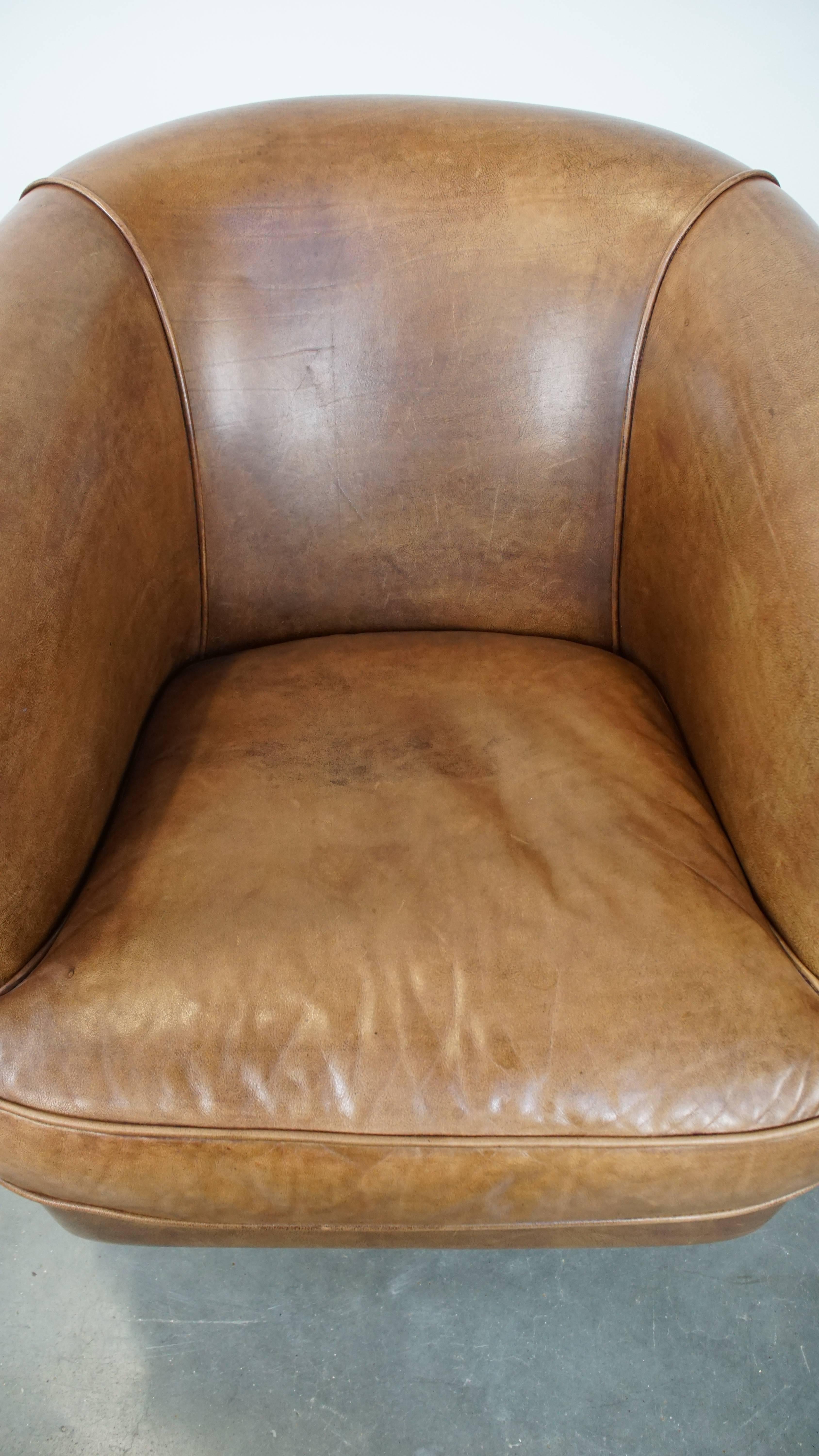 20ième siècle Fauteuil club charmant et confortable en cuir de vache de couleur cognac clair en vente