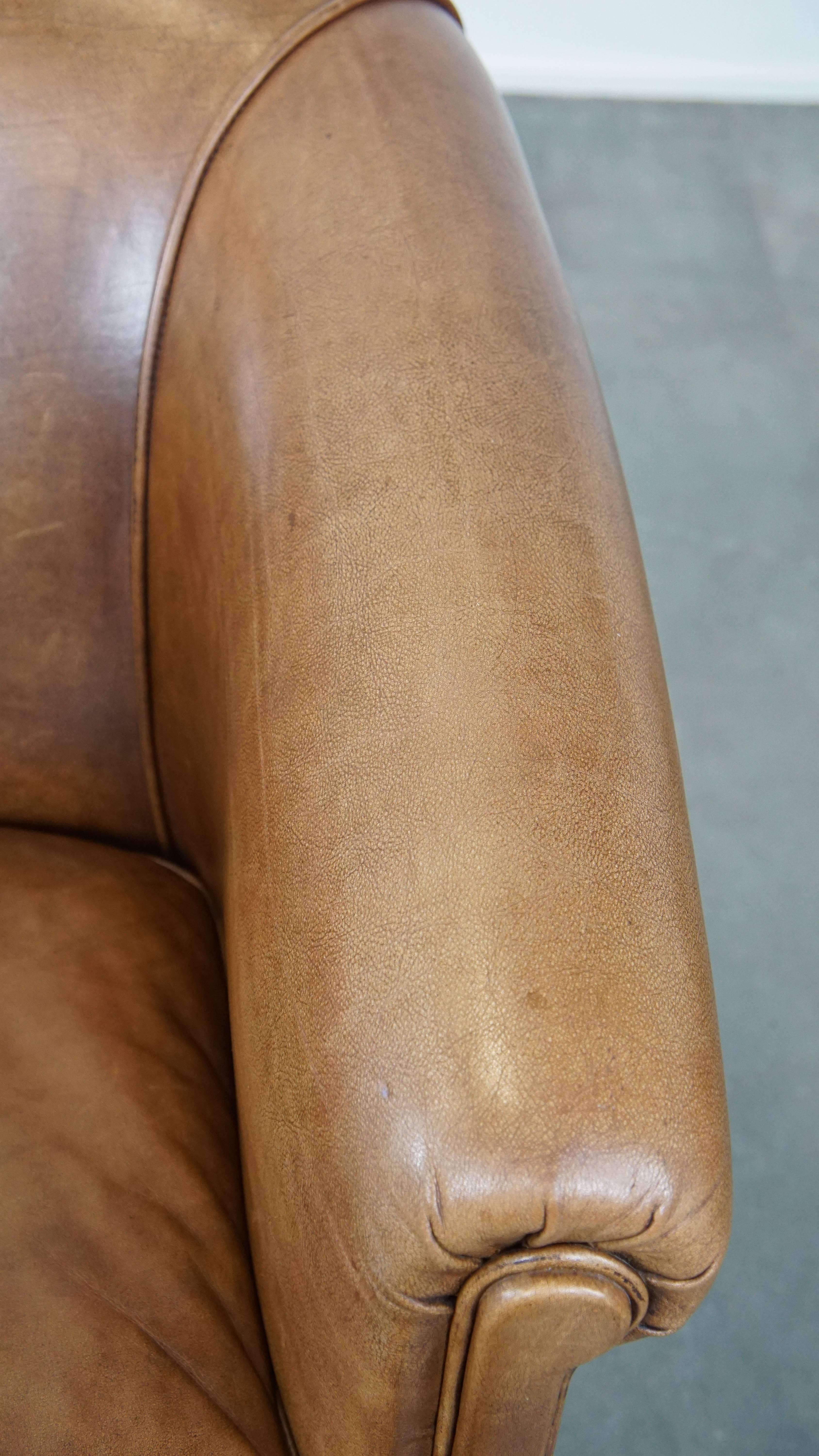 Fauteuil club charmant et confortable en cuir de vache de couleur cognac clair en vente 1
