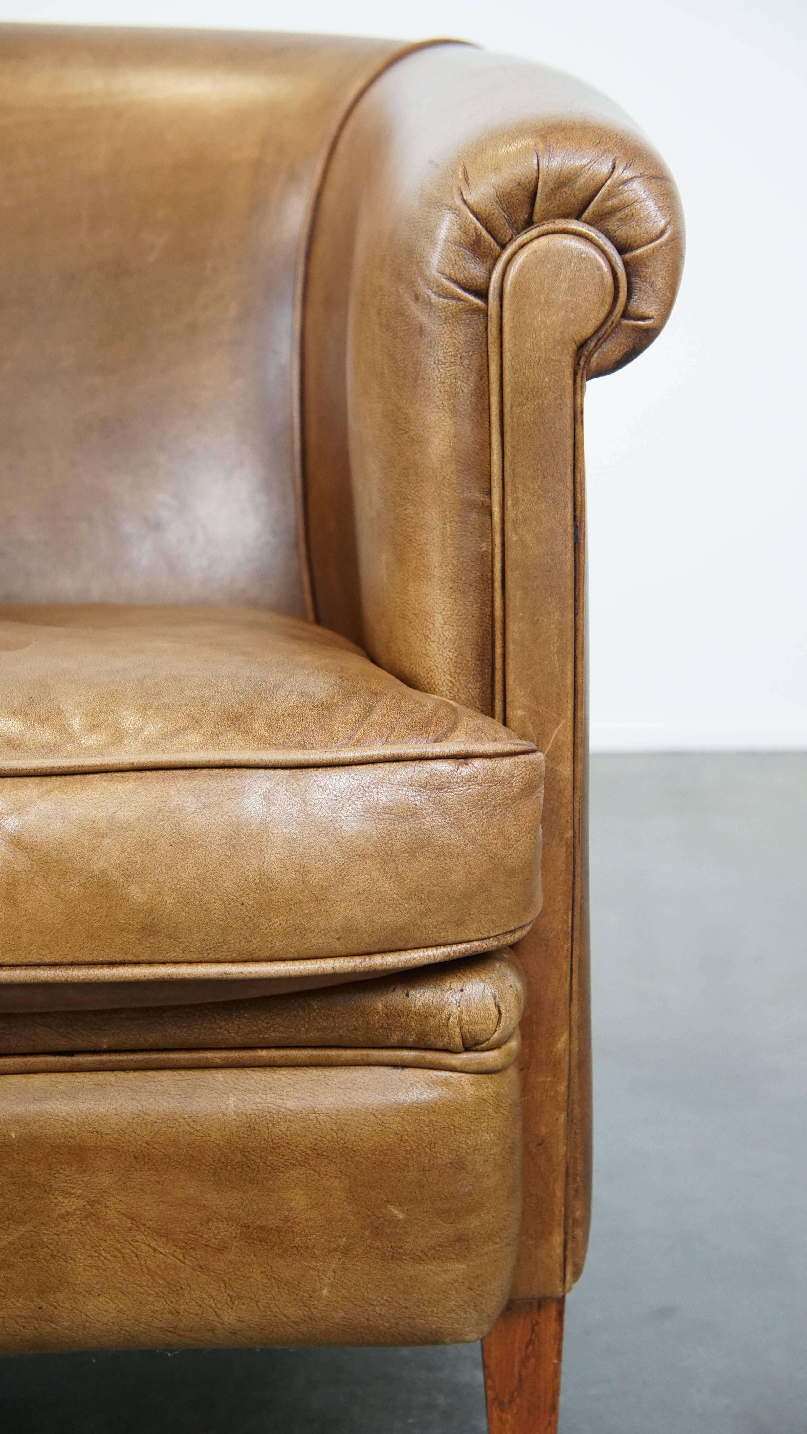 Fauteuil club charmant et confortable en cuir de vache de couleur cognac clair en vente 2