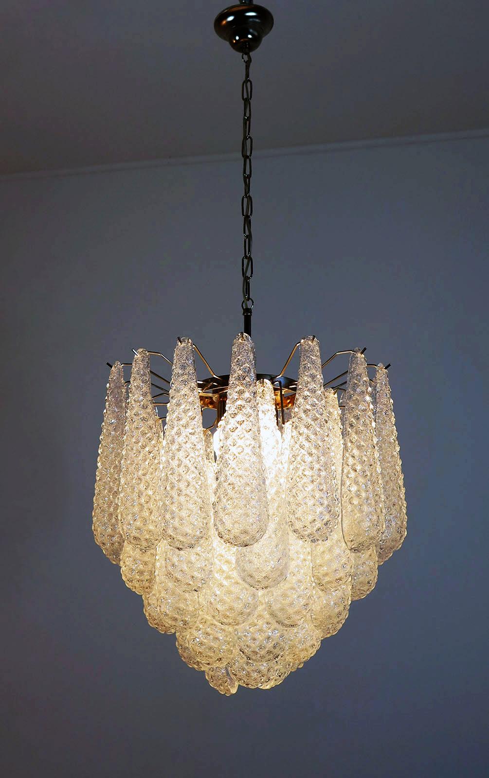 Late 20th Century Charming and Elegant Italian Vintage Murano Chandelier 41 Glass Petals Drop