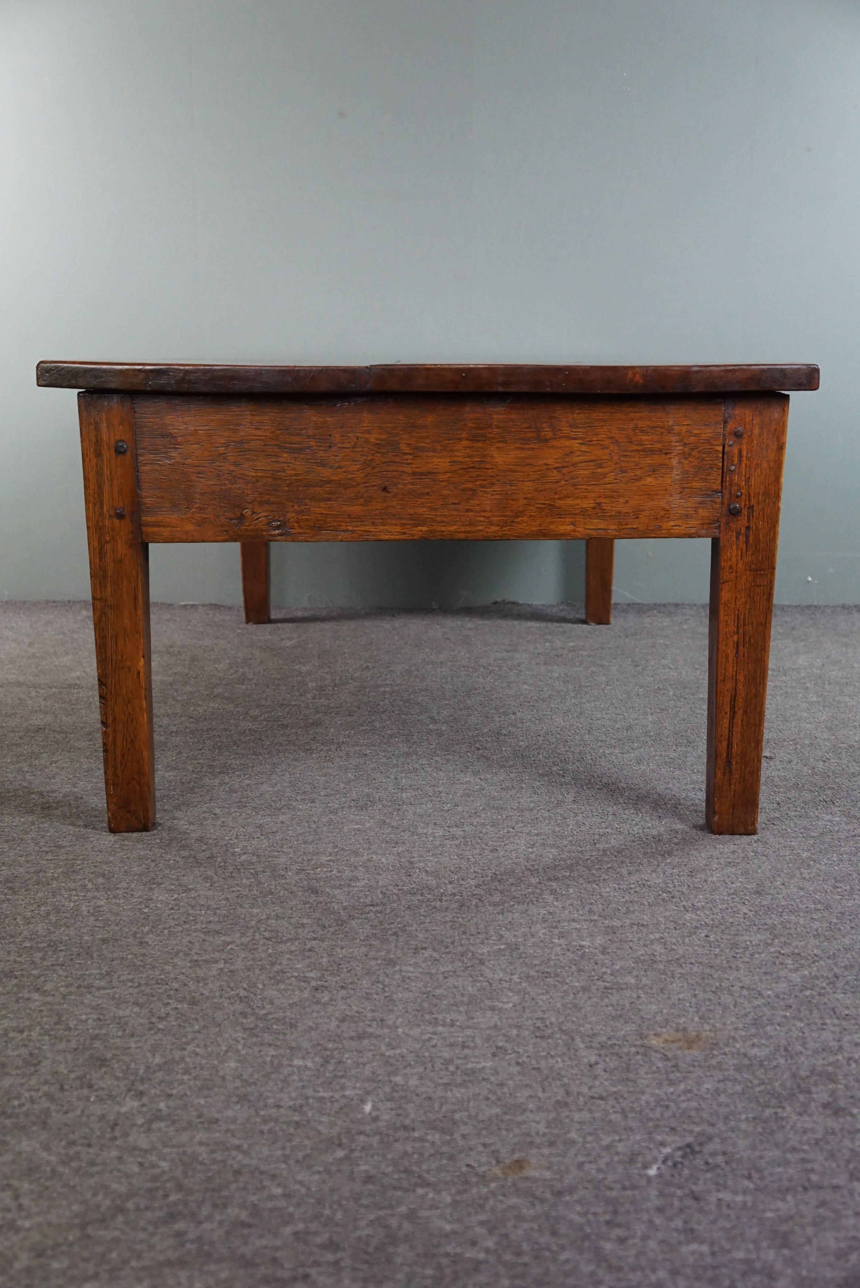 Charming and practical antique coffee table with two drawers, beautiful color For Sale 1