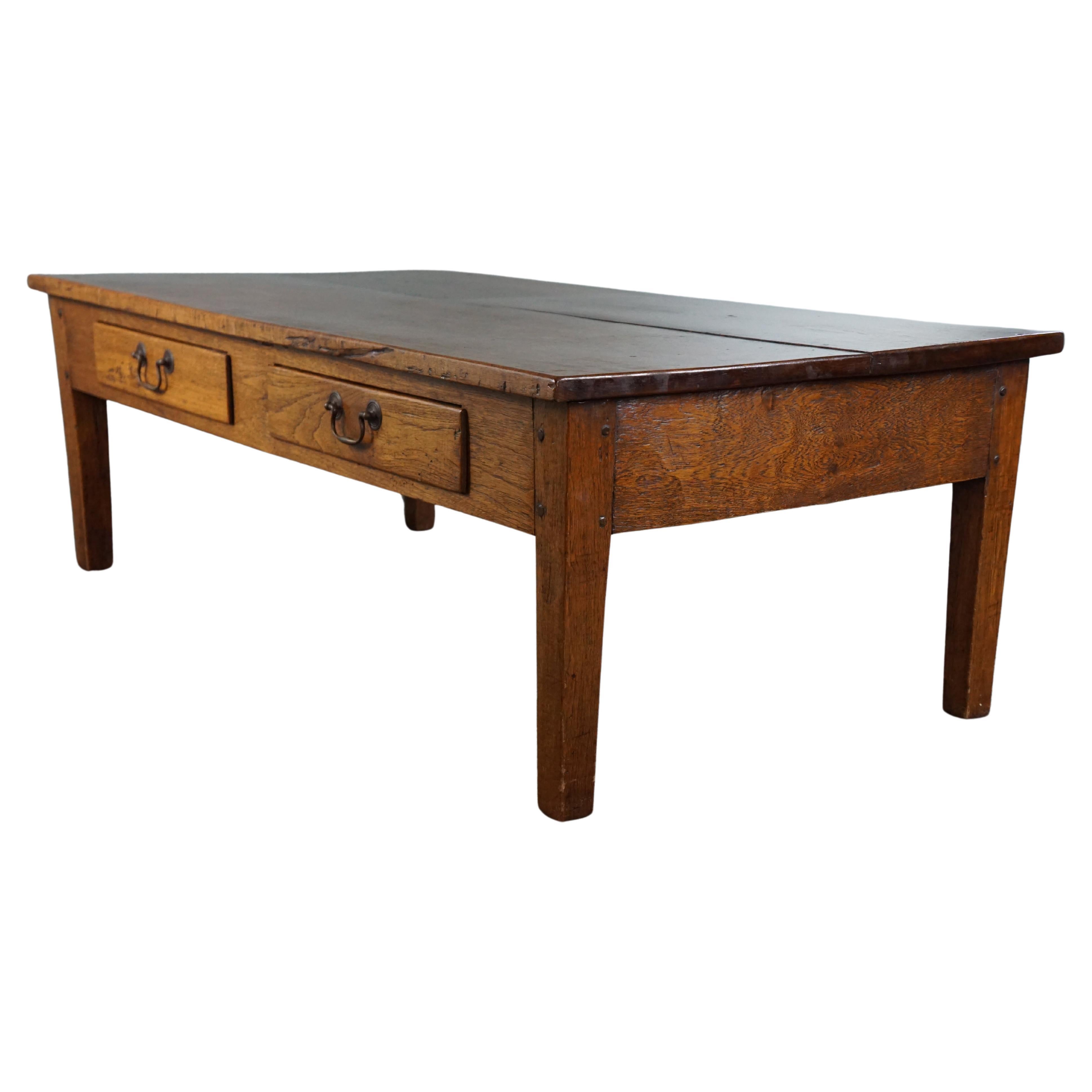 Charmante et pratique table basse ancienne avec deux tiroirs, belle couleur