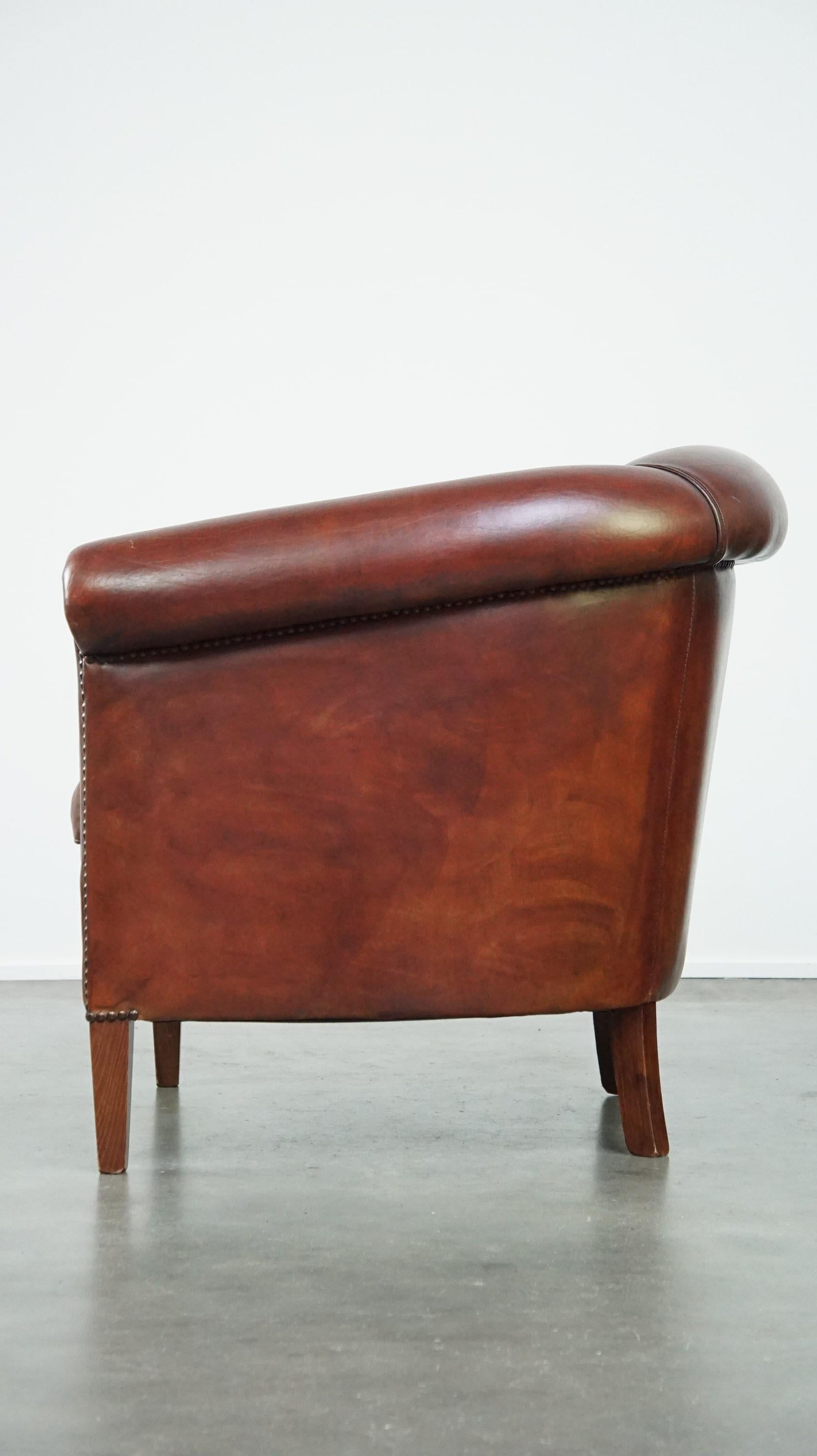 Charming and spacious sheepskin leather club armchair In Good Condition For Sale In Harderwijk, NL