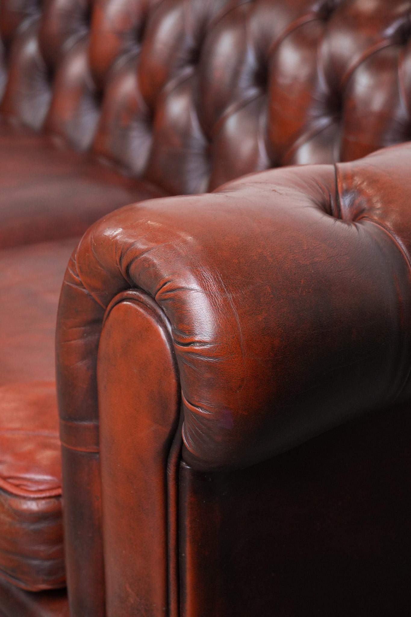 Charmant et intemporel canapé 3 places Chesterfield en cuir de vachette rouge-brun en vente 5