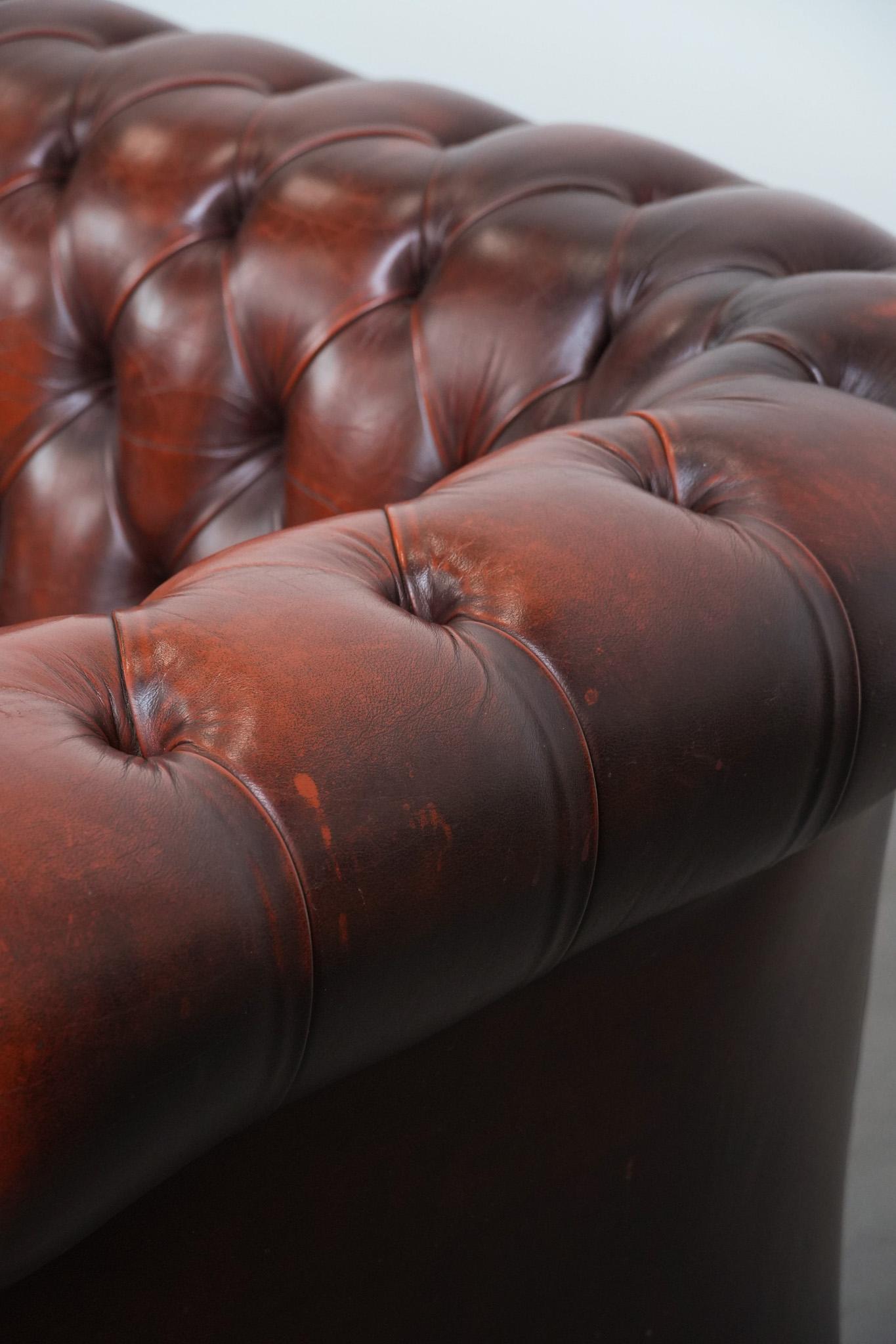 Charmant et intemporel canapé 3 places Chesterfield en cuir de vachette rouge-brun en vente 6