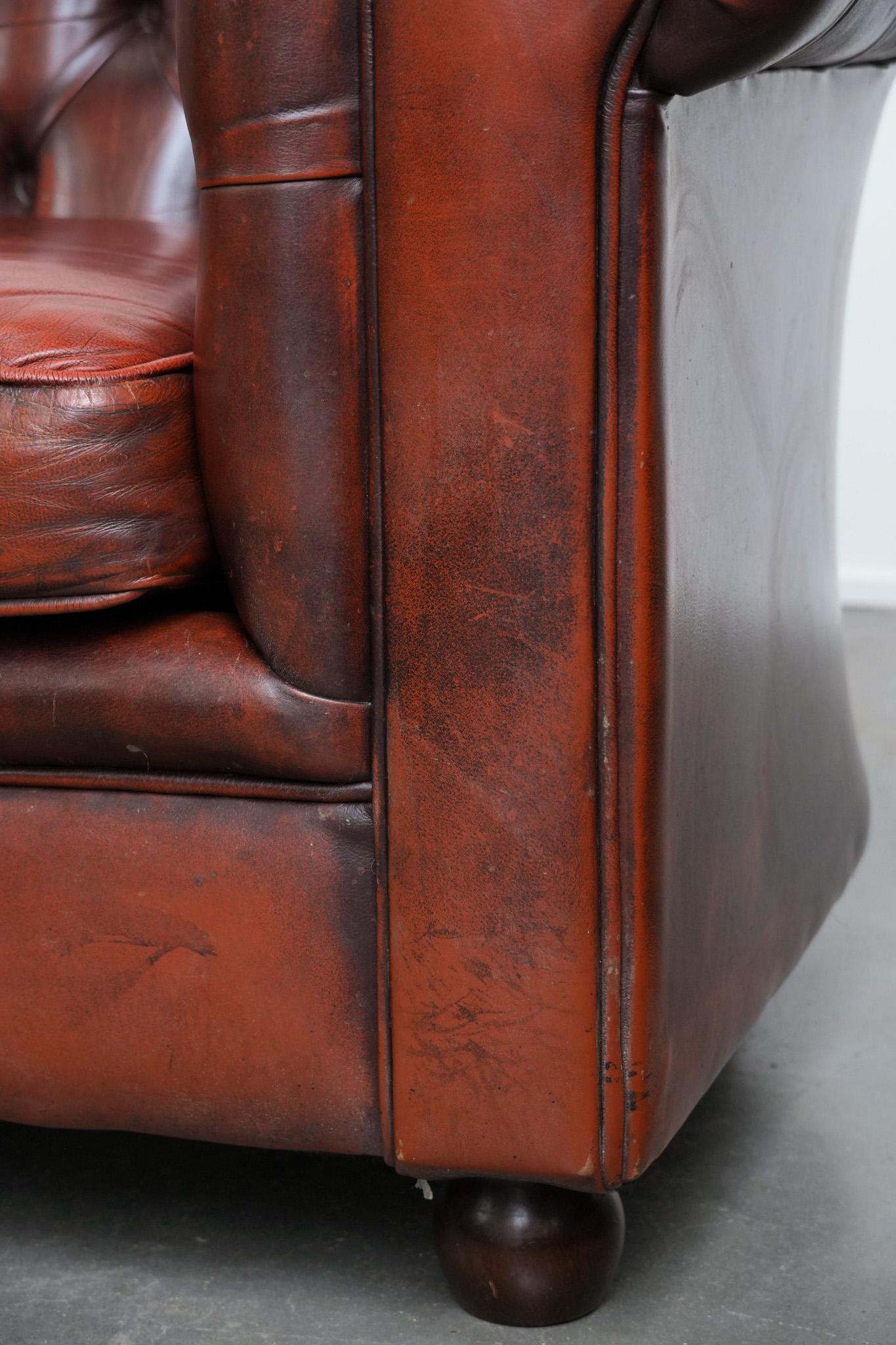 Charmant et intemporel canapé 3 places Chesterfield en cuir de vachette rouge-brun en vente 7