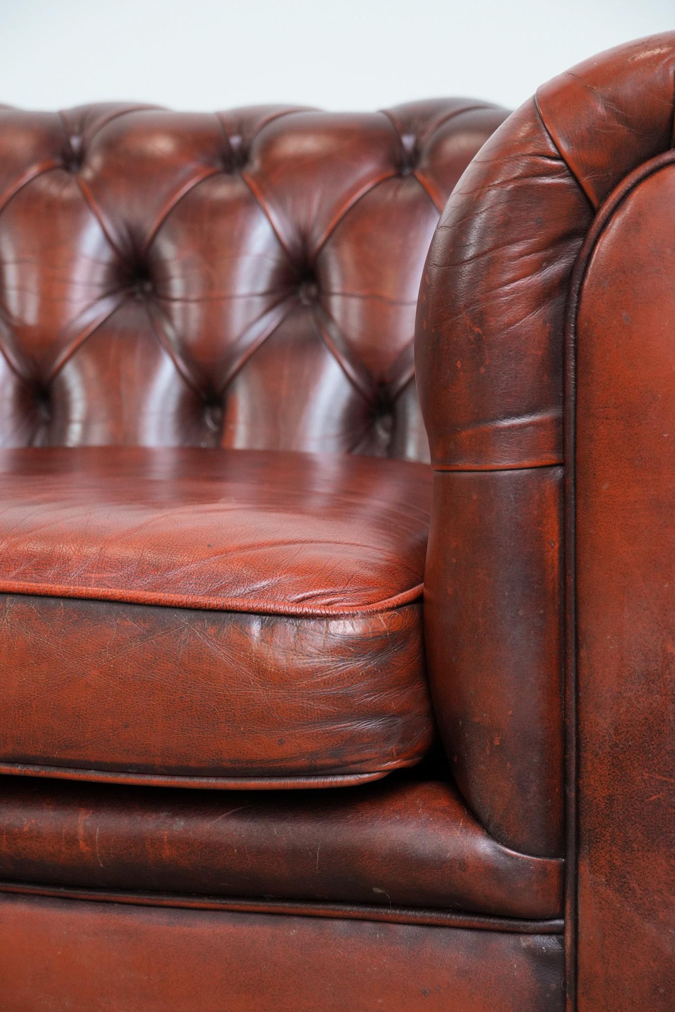 Charmant et intemporel canapé 3 places Chesterfield en cuir de vachette rouge-brun en vente 8