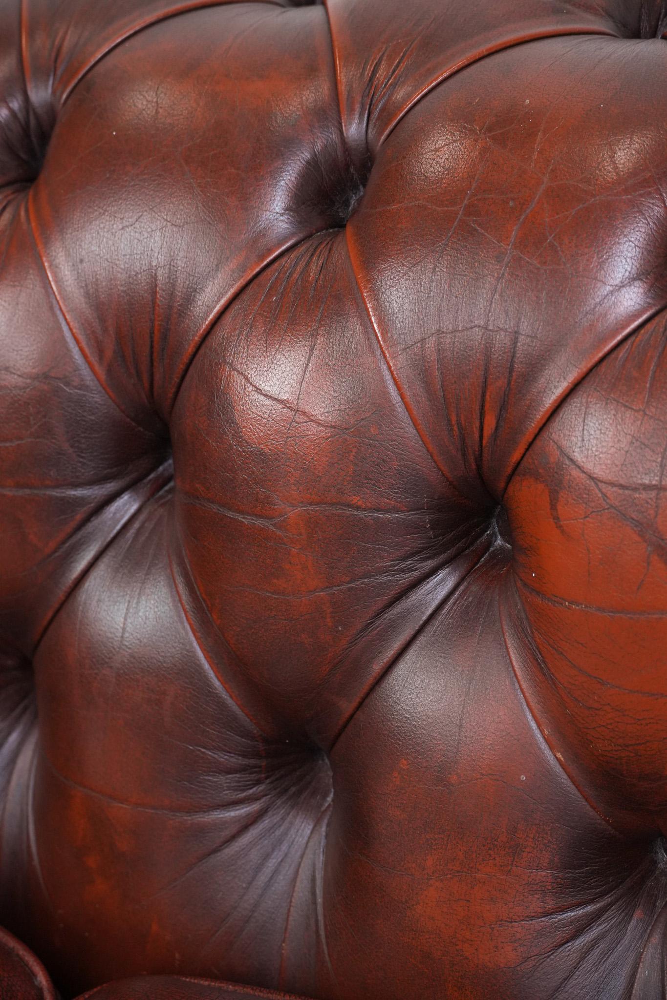 Charmant et intemporel canapé 3 places Chesterfield en cuir de vachette rouge-brun en vente 10