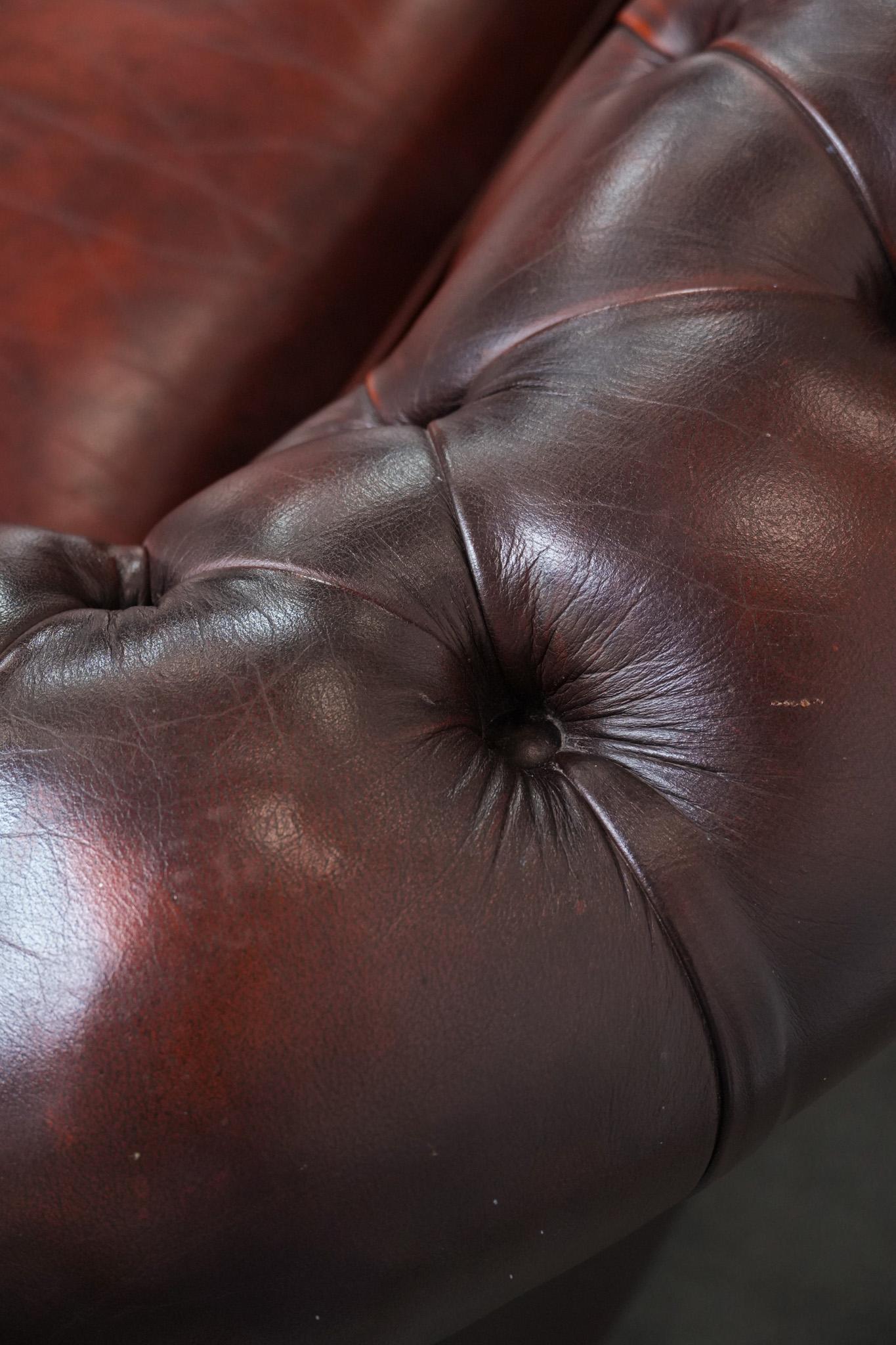 Charmant et intemporel canapé 3 places Chesterfield en cuir de vachette rouge-brun en vente 11