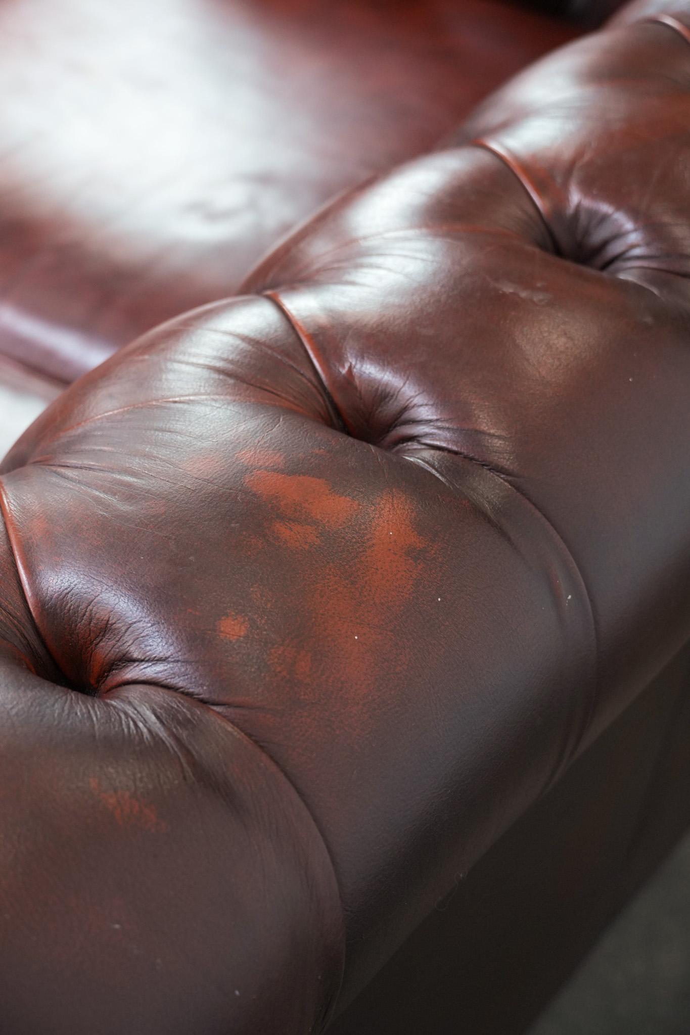 Charmant et intemporel canapé 3 places Chesterfield en cuir de vachette rouge-brun en vente 12