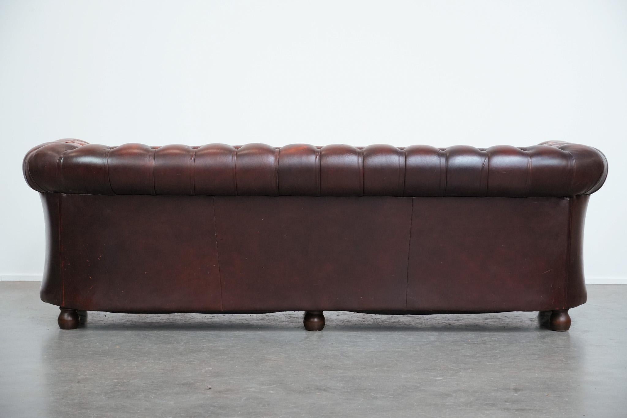 Charmant et intemporel canapé 3 places Chesterfield en cuir de vachette rouge-brun Bon état - En vente à Harderwijk, NL