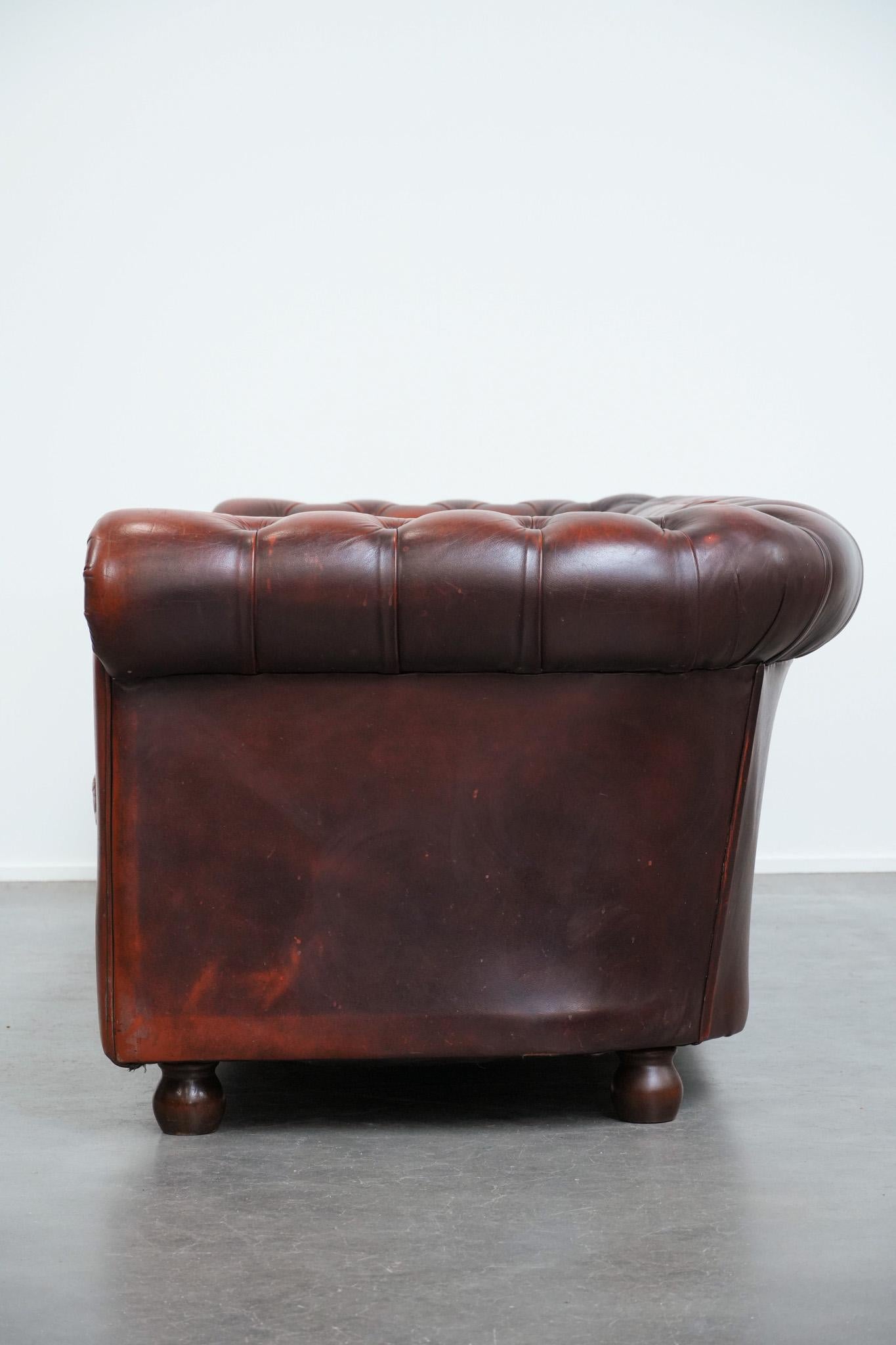 20ième siècle Charmant et intemporel canapé 3 places Chesterfield en cuir de vachette rouge-brun en vente