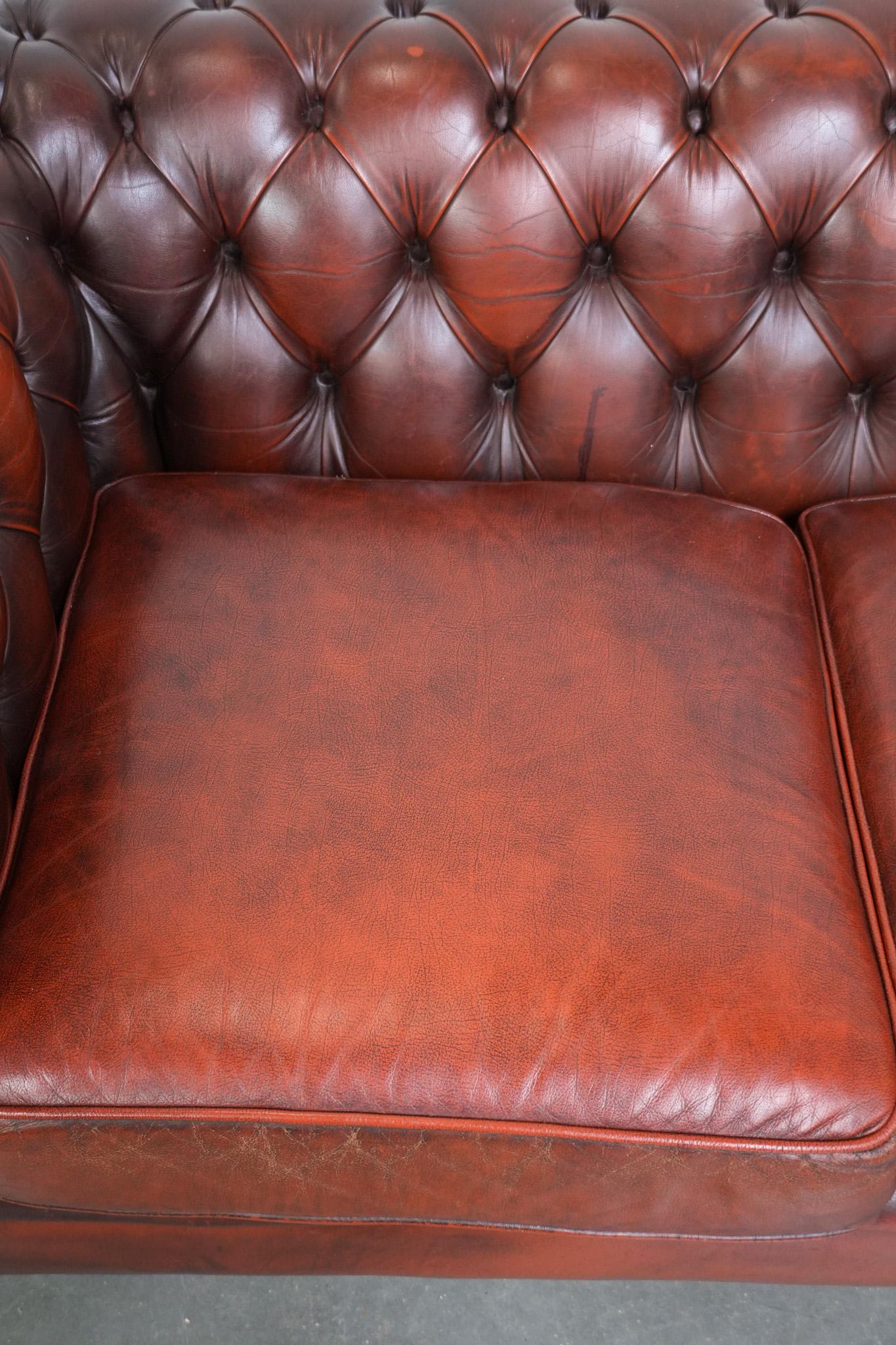 Cuir de vache Charmant et intemporel canapé 3 places Chesterfield en cuir de vachette rouge-brun en vente