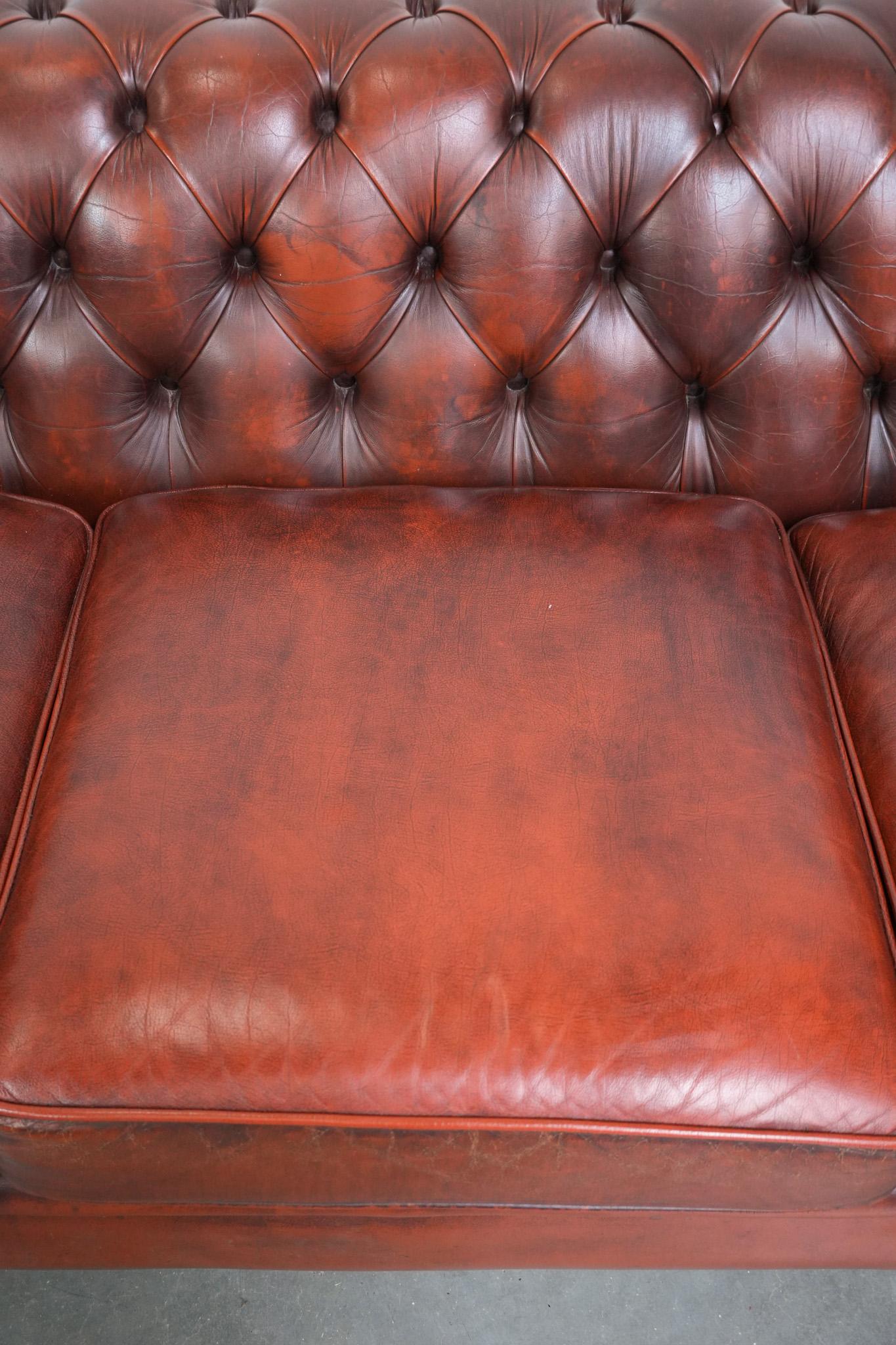 Charmant et intemporel canapé 3 places Chesterfield en cuir de vachette rouge-brun en vente 1