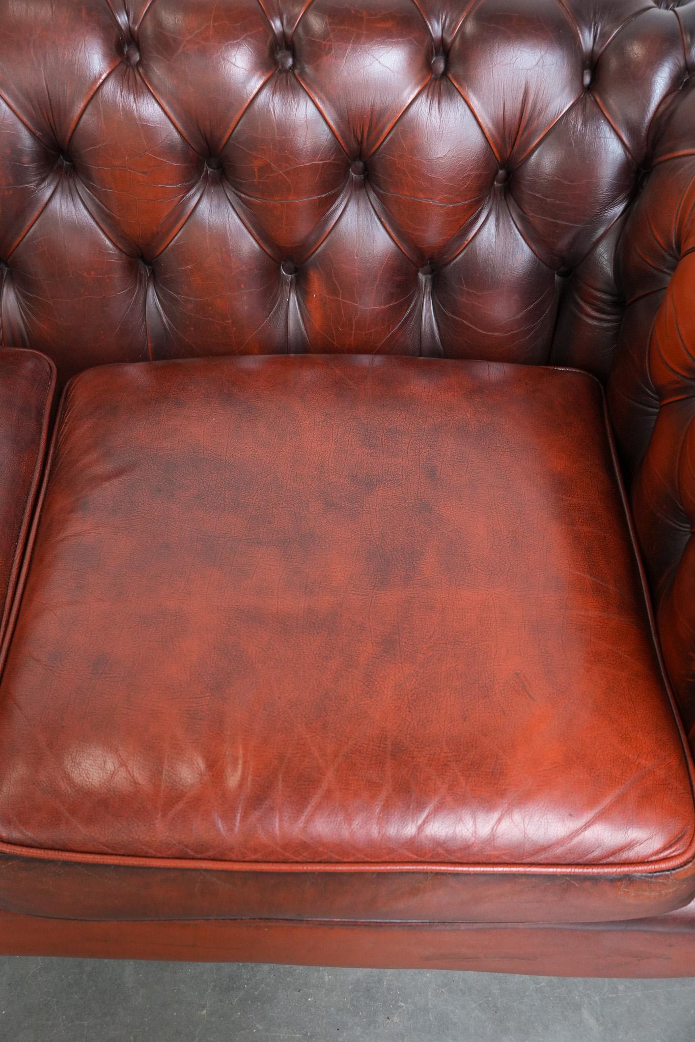 Charmant et intemporel canapé 3 places Chesterfield en cuir de vachette rouge-brun en vente 2