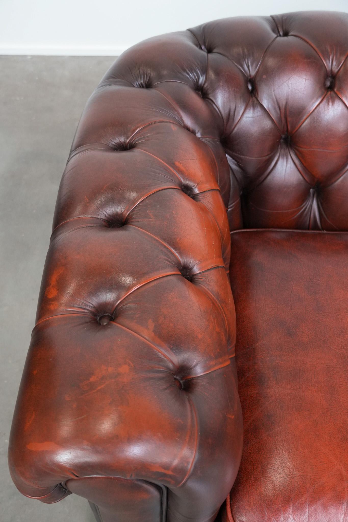 Charmant et intemporel canapé 3 places Chesterfield en cuir de vachette rouge-brun en vente 3