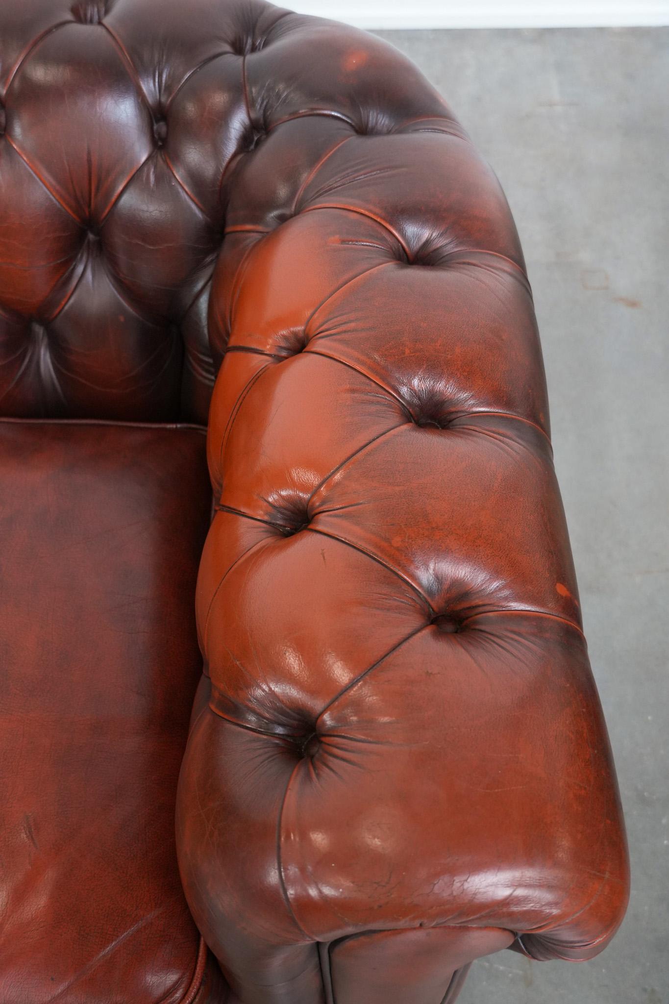Charmant et intemporel canapé 3 places Chesterfield en cuir de vachette rouge-brun en vente 4