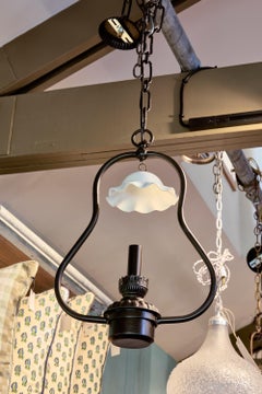 Affascinante lampada da ingresso in ottone anticato con campana in vetro opalino color fumo