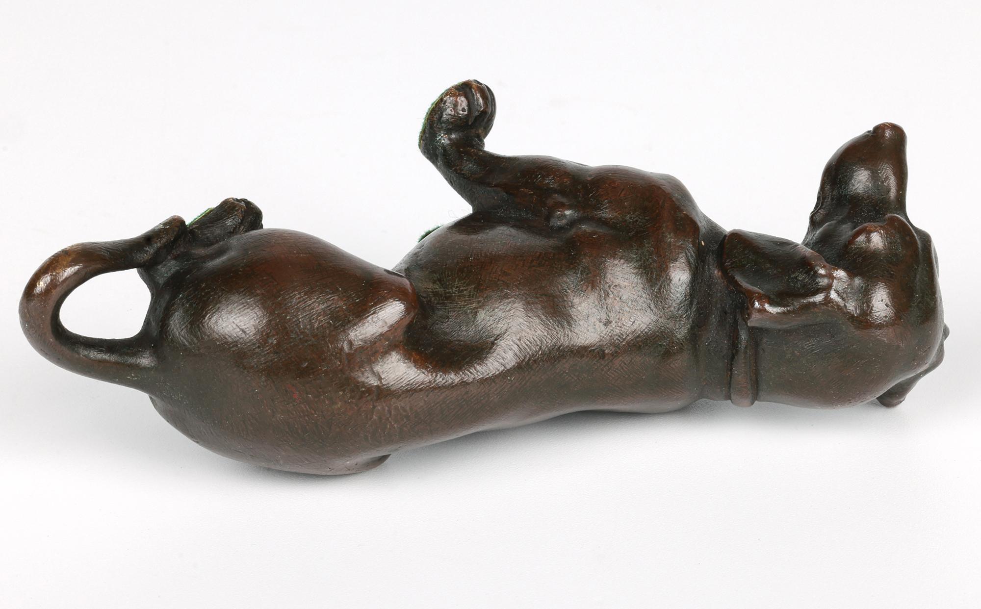 Charme Antiques in bronzo con figura di bassotto seduto in vendita 2