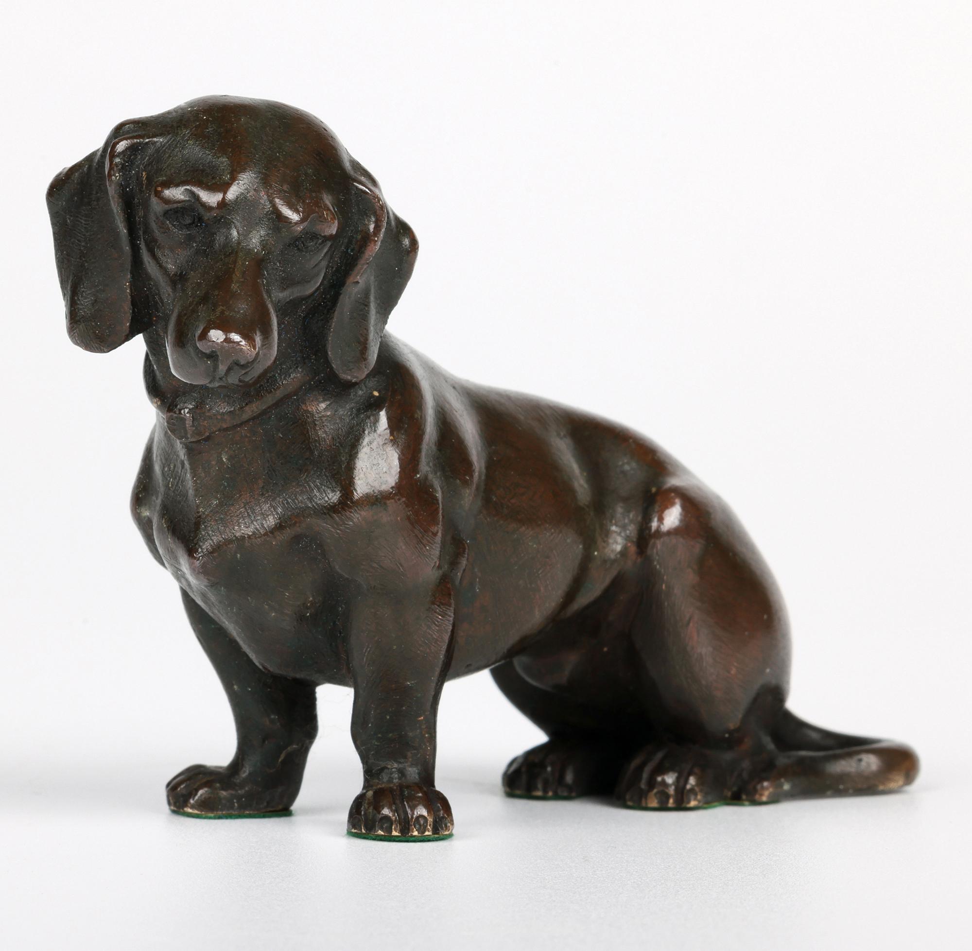 Charme Antiques in bronzo con figura di bassotto seduto in vendita 3