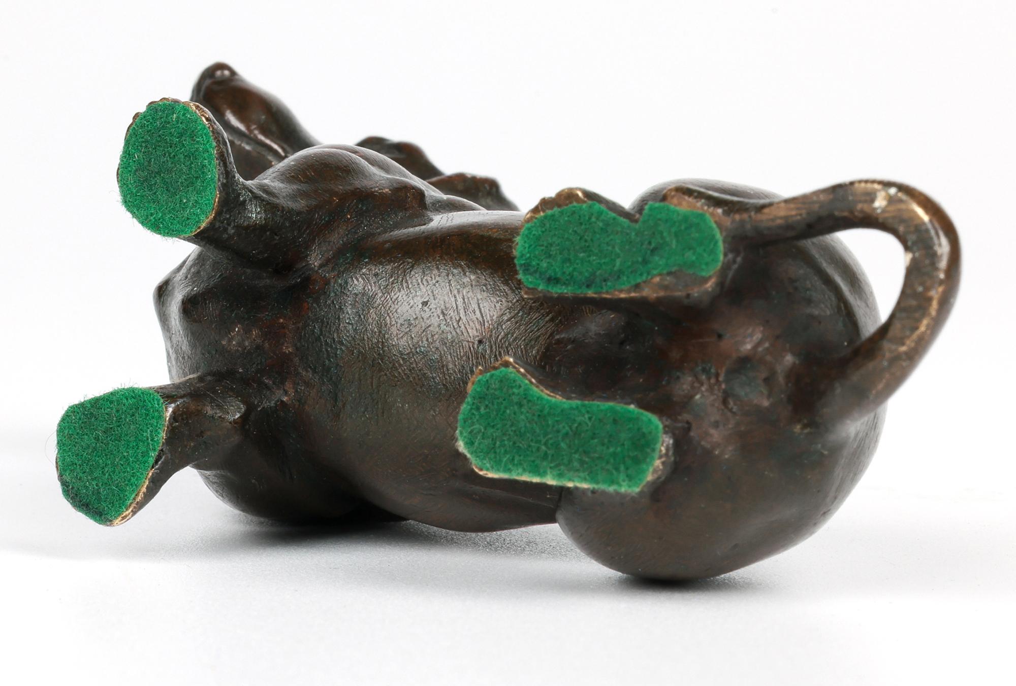 Charme Antiques in bronzo con figura di bassotto seduto in vendita 4