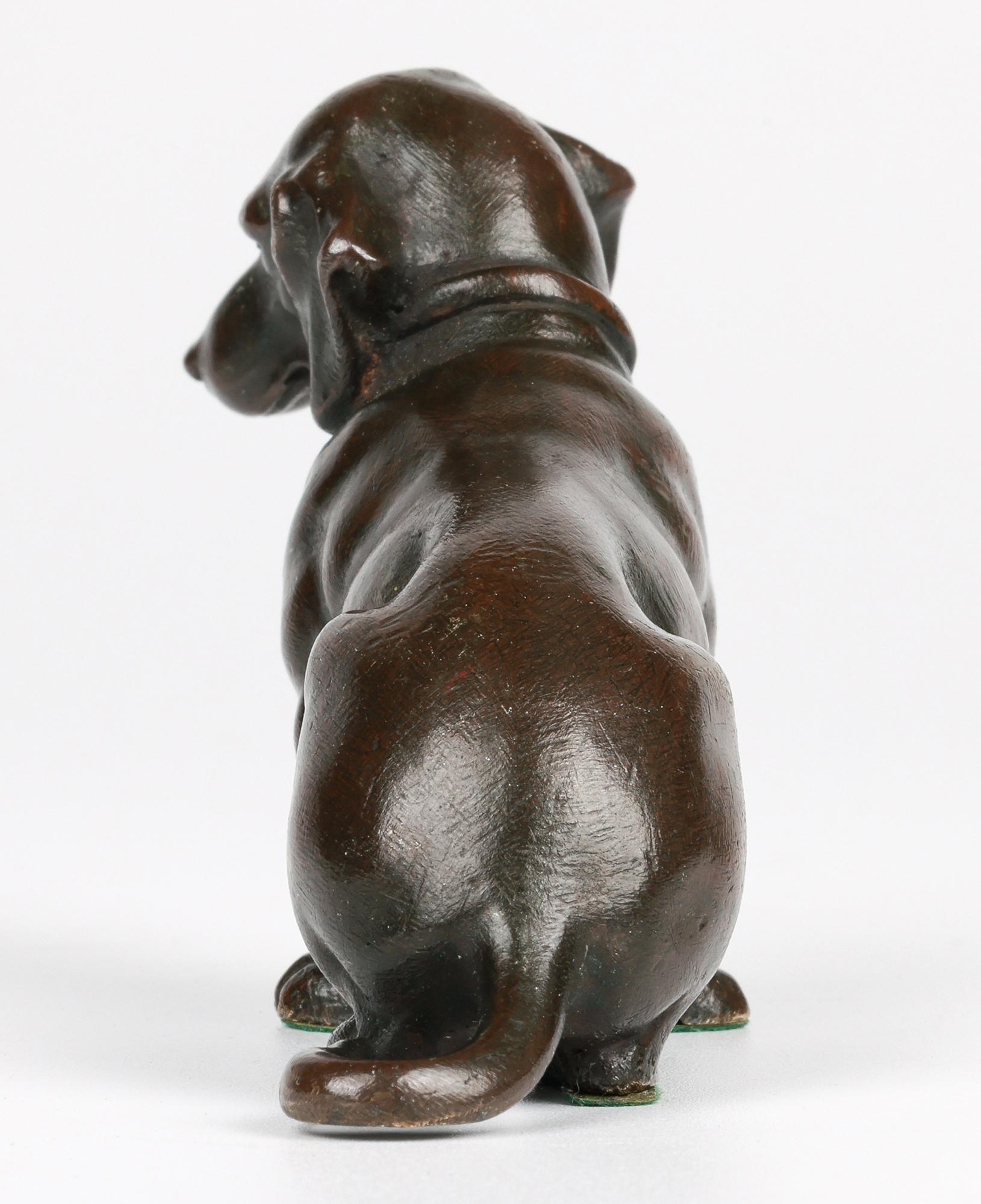 Charme Antiques in bronzo con figura di bassotto seduto in vendita 5