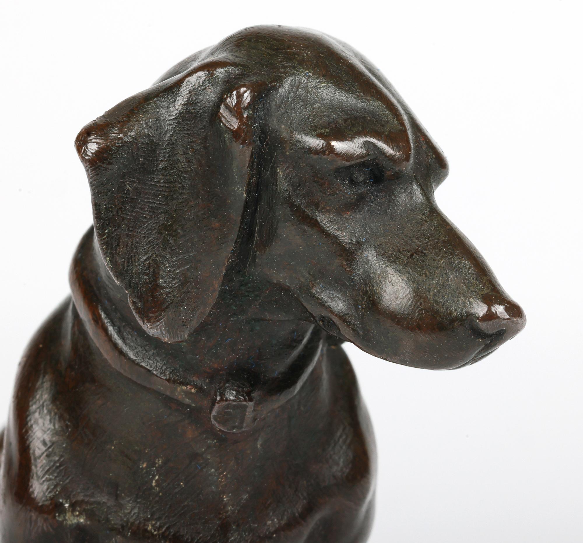 Charme Antiques in bronzo con figura di bassotto seduto in vendita 6