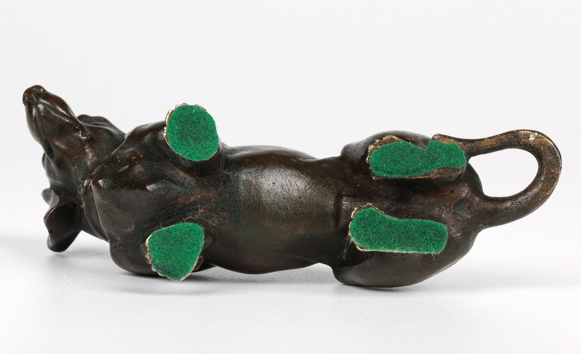 Charme Antiques in bronzo con figura di bassotto seduto in vendita 7
