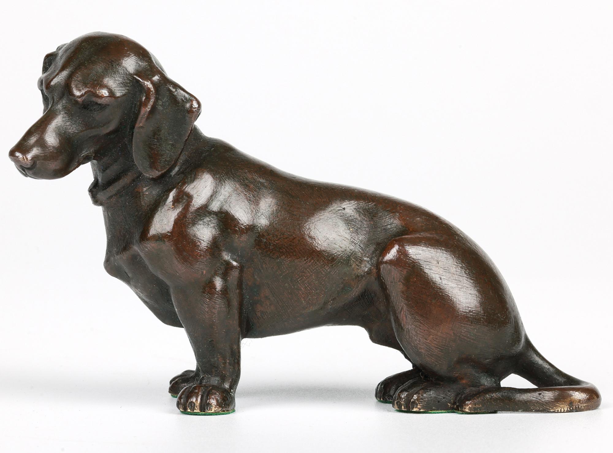 Charme Antiques in bronzo con figura di bassotto seduto in vendita 8